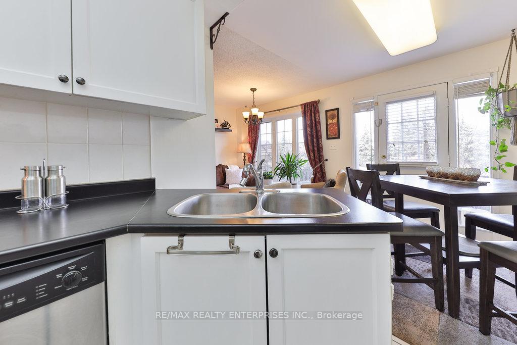 3 Bedrooms Condo at 455 Apache, Mississauga For sale