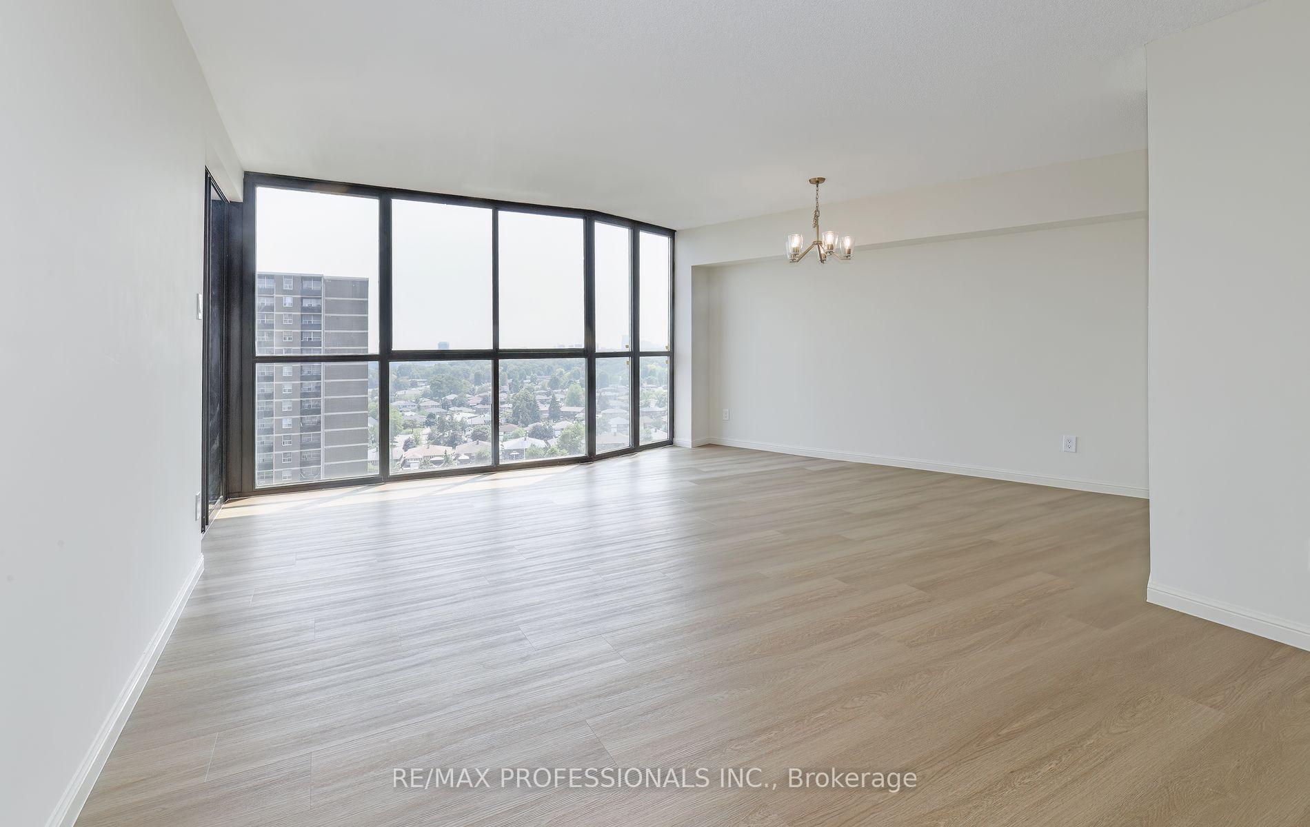 3 Bedrooms Condo at 40 Richview, Toronto For sale