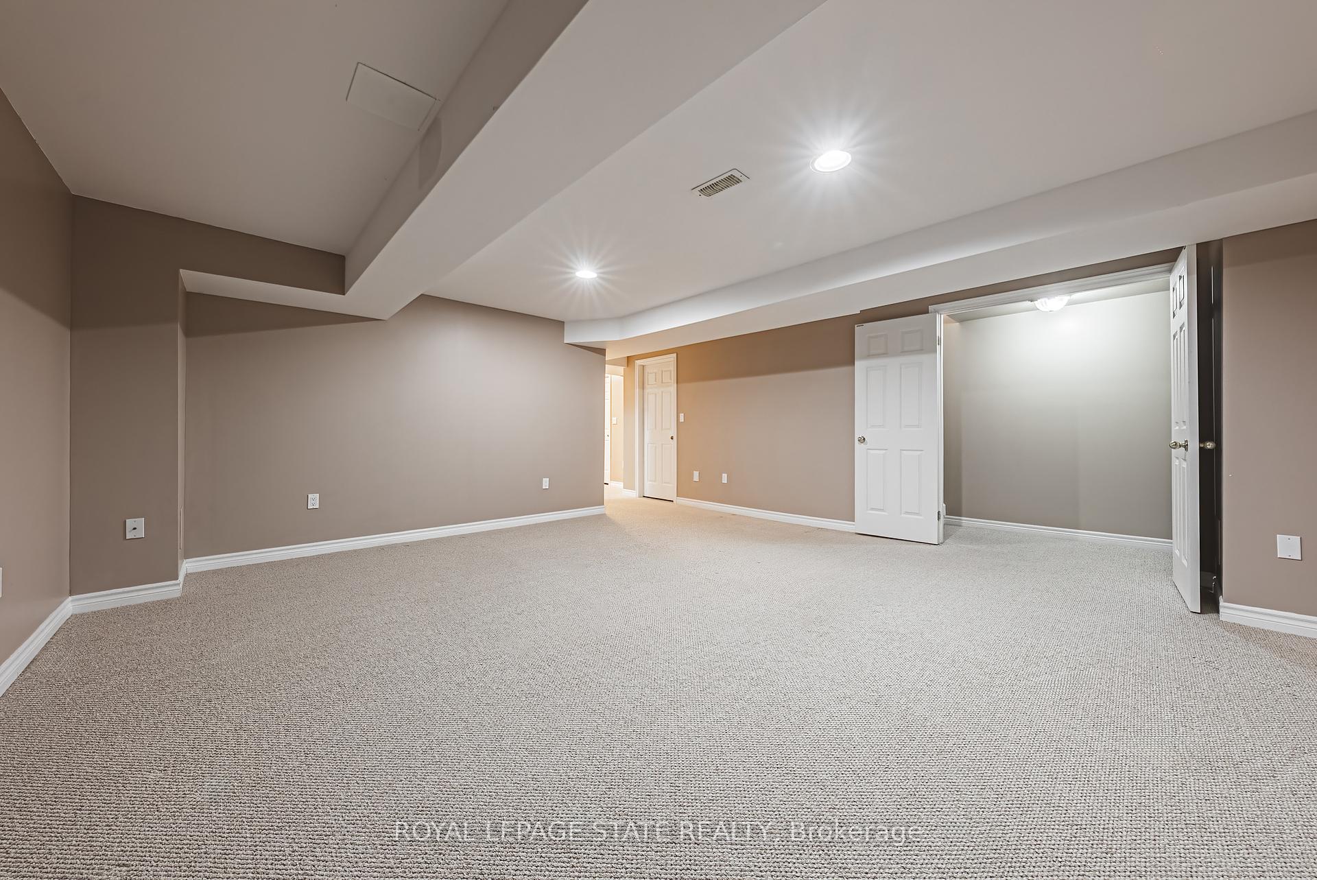 2 Bedrooms Condo at 130 Southbrook, Hamilton For sale