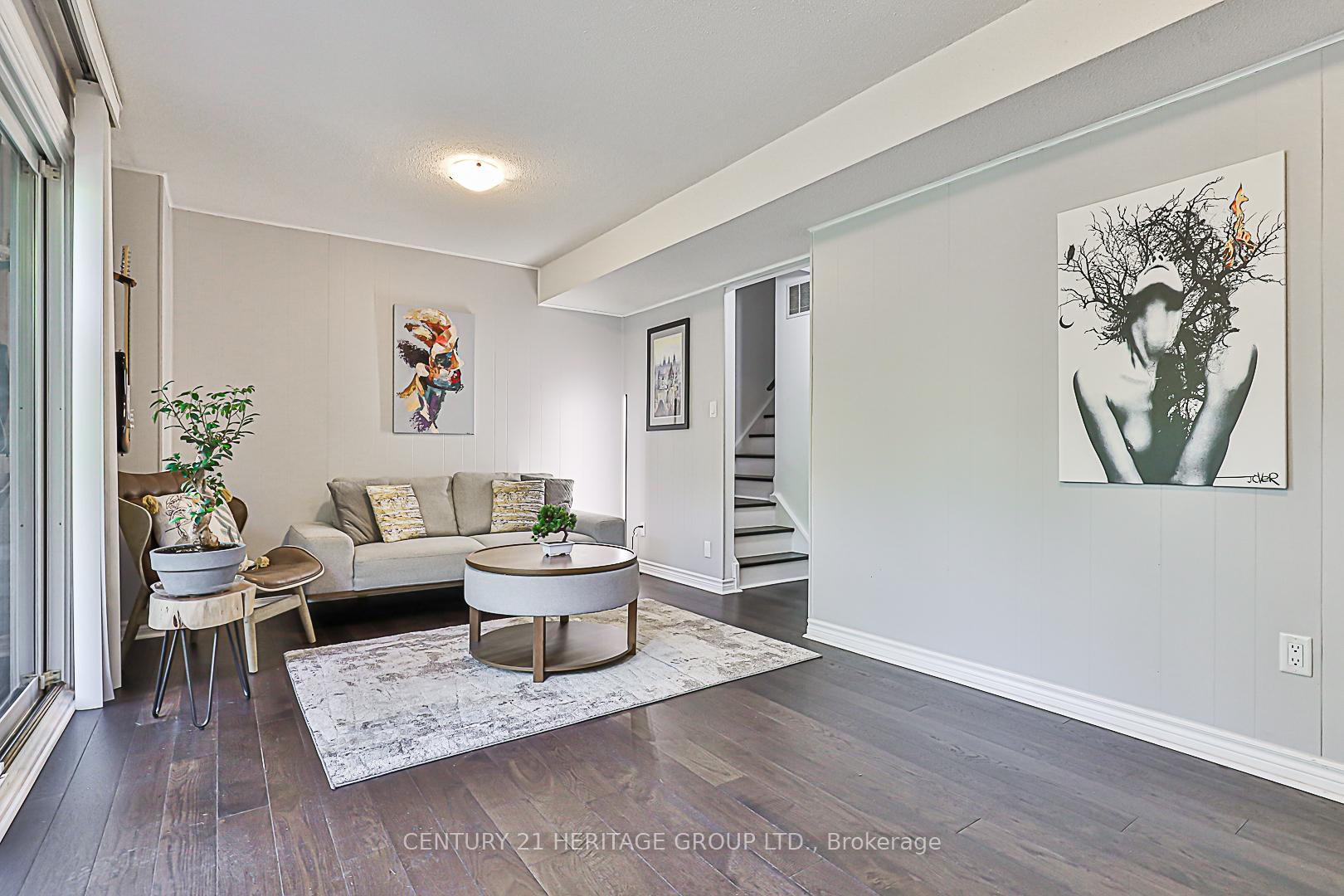 3 Bedrooms Condo at 4 Vale Carse,  Toronto For sale