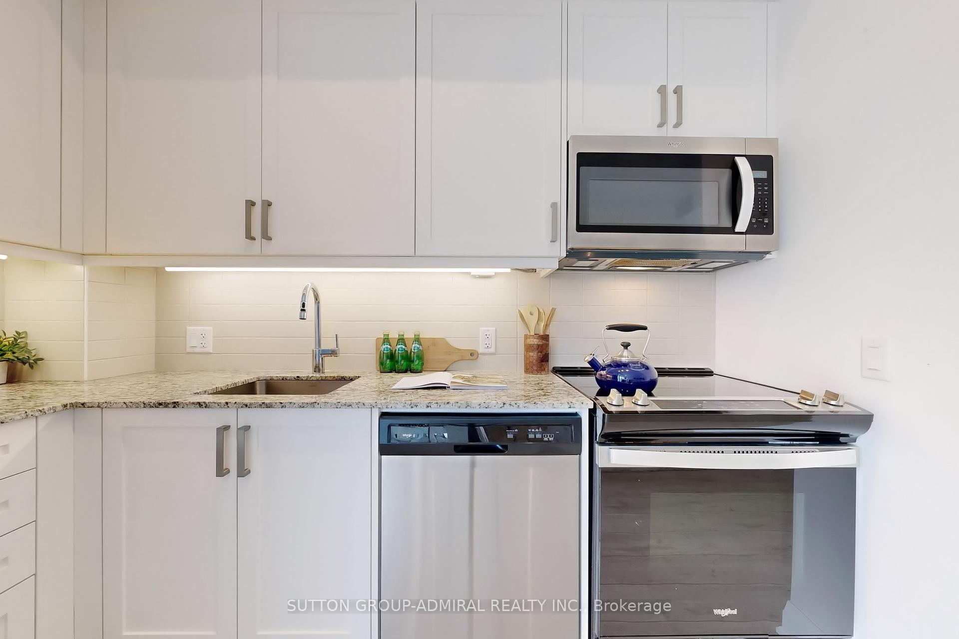 2 Bedrooms Condo at 10 Gatineau, Vaughan For sale