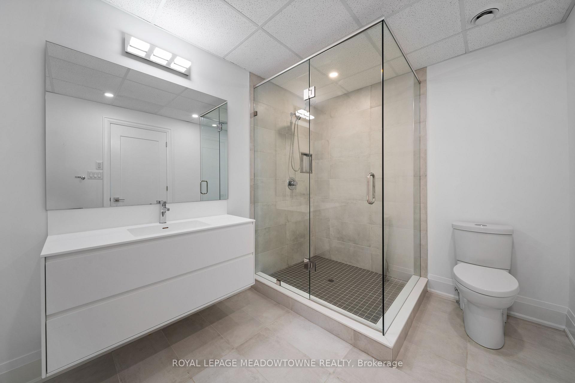 4 Bedrooms Condo at 121 High, Mississauga For sale
