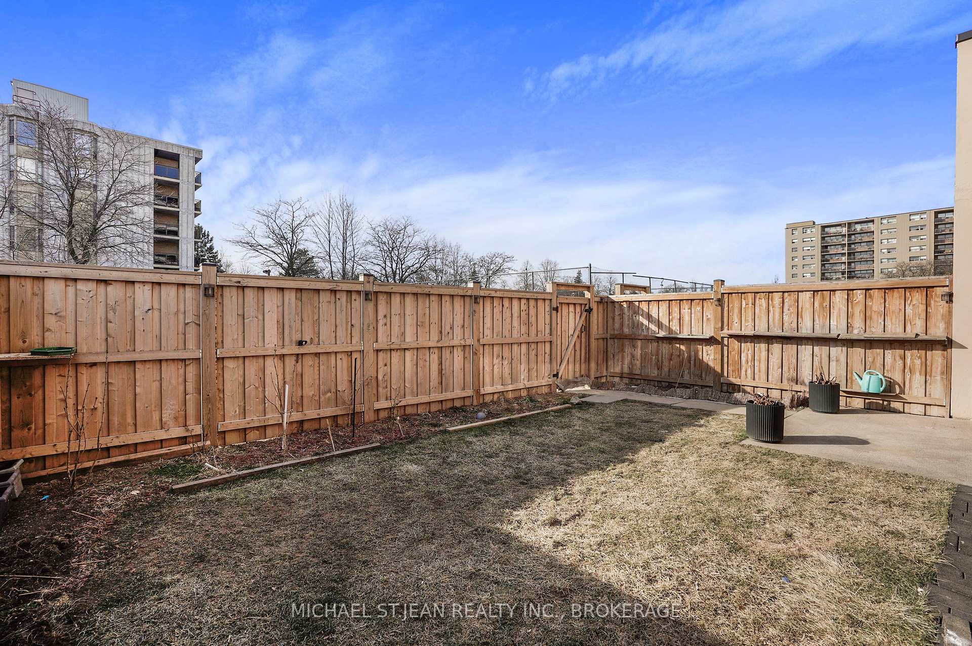 3 Bedrooms Condo at 15 Albright,  Hamilton For sale