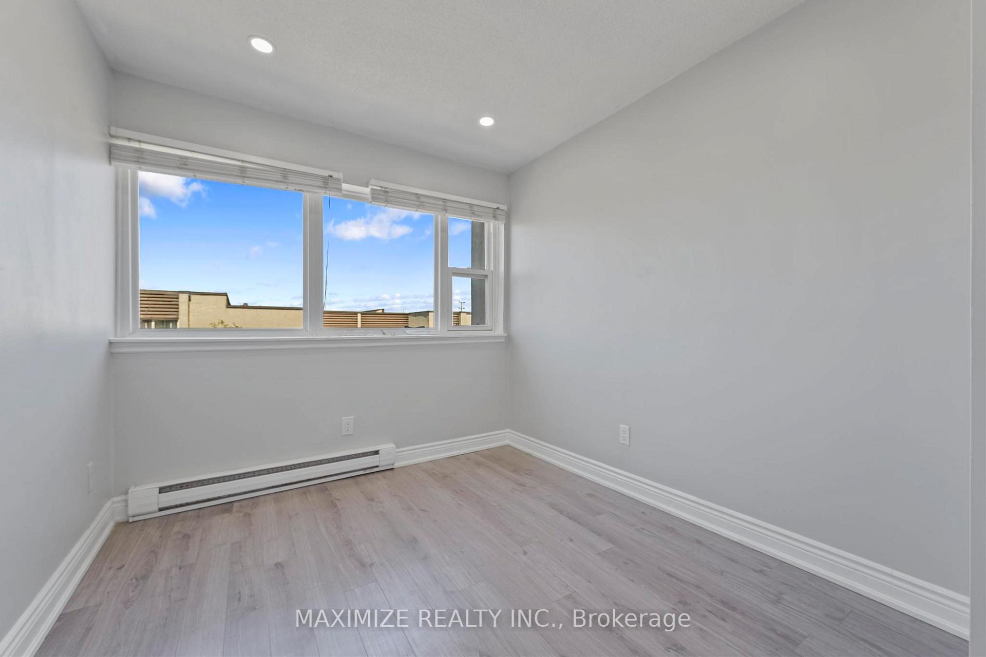 3 Bedrooms Condo at 1055 Dundas,  Mississauga For sale