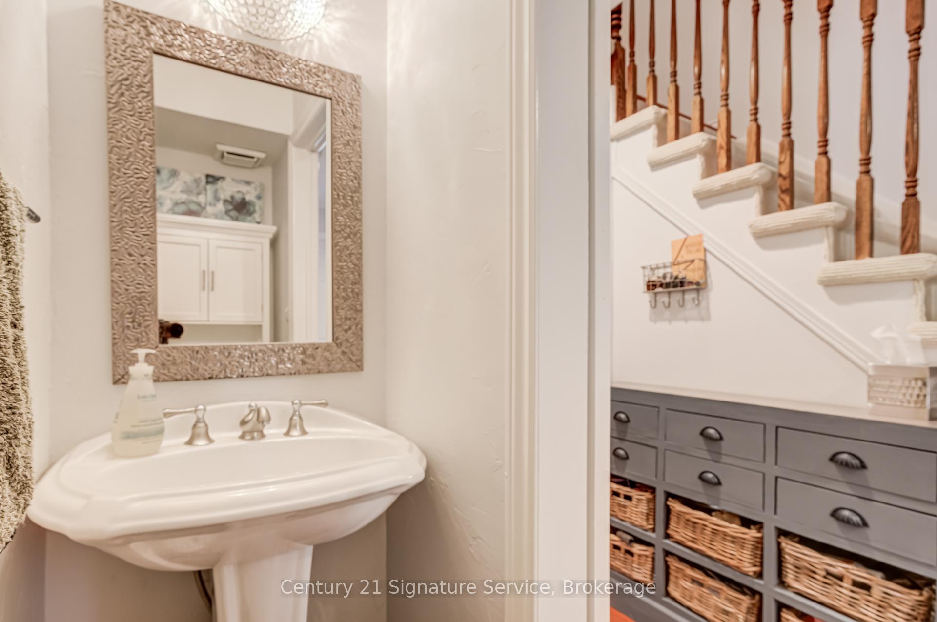 3 Bedrooms Condo at 2230 Walkers, Burlington For sale