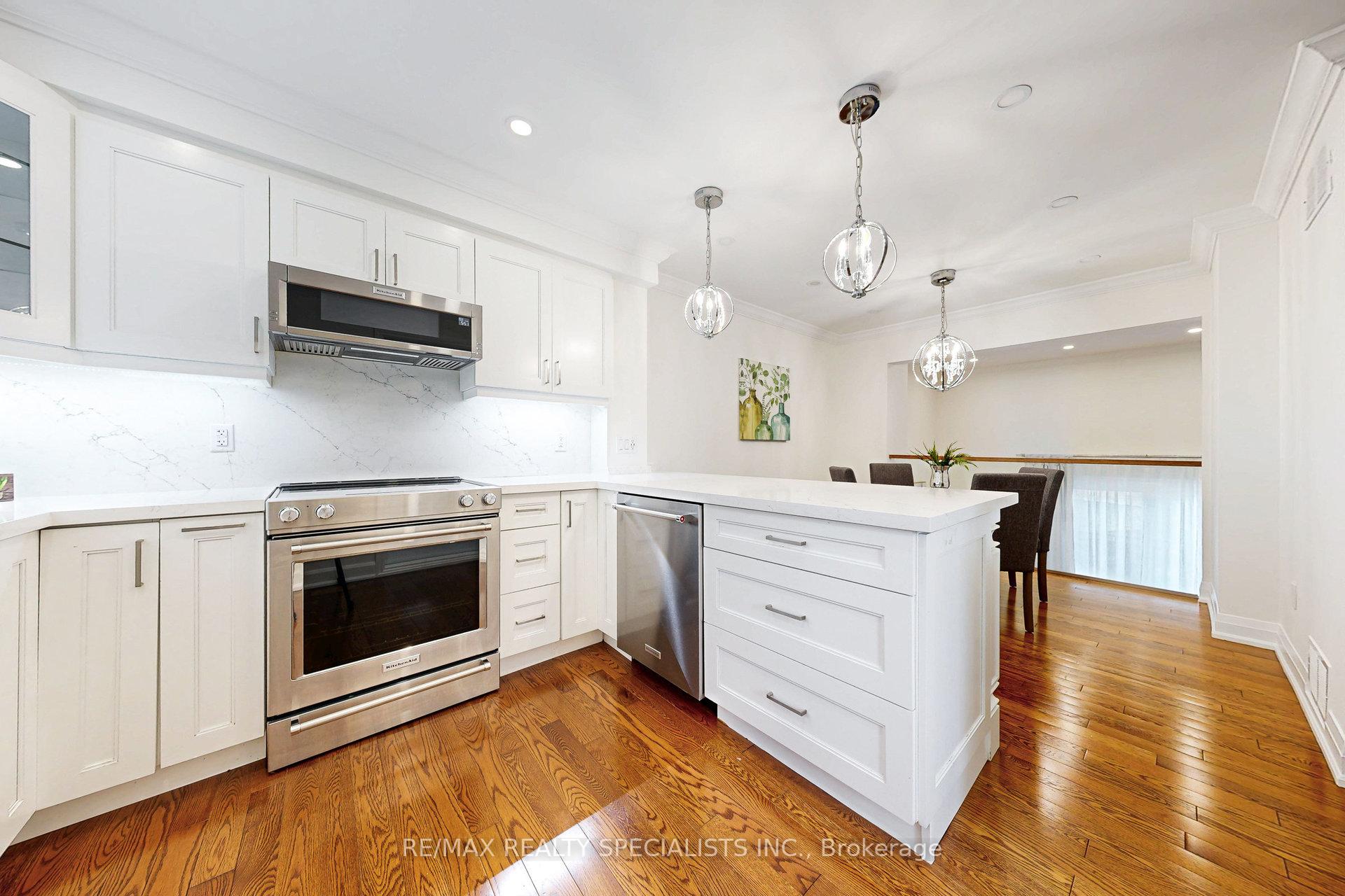 3 Bedrooms Condo at 2035 Asta, Mississauga For sale