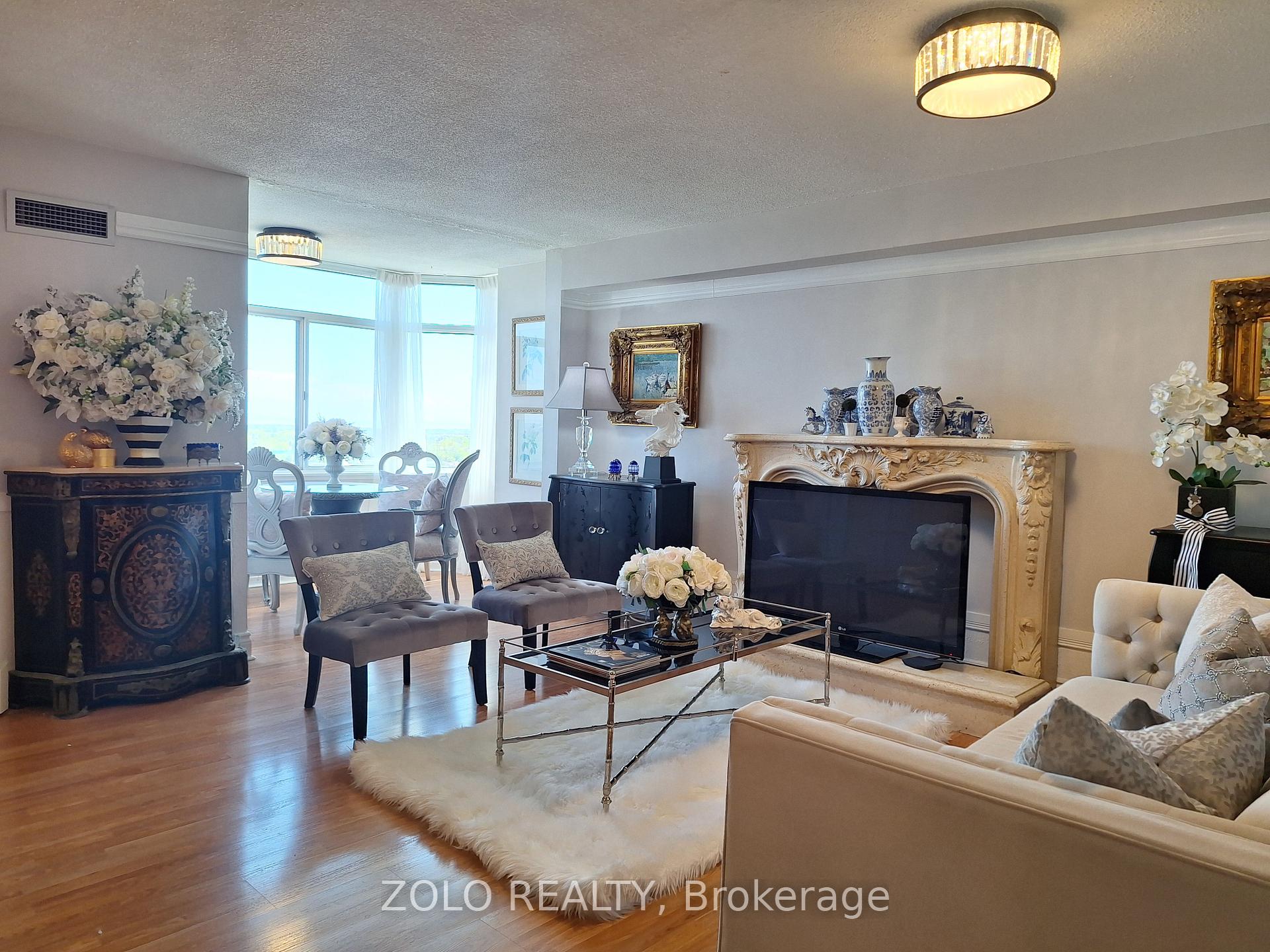 3 Bedrooms Condo at 300 Webb, Mississauga For sale
