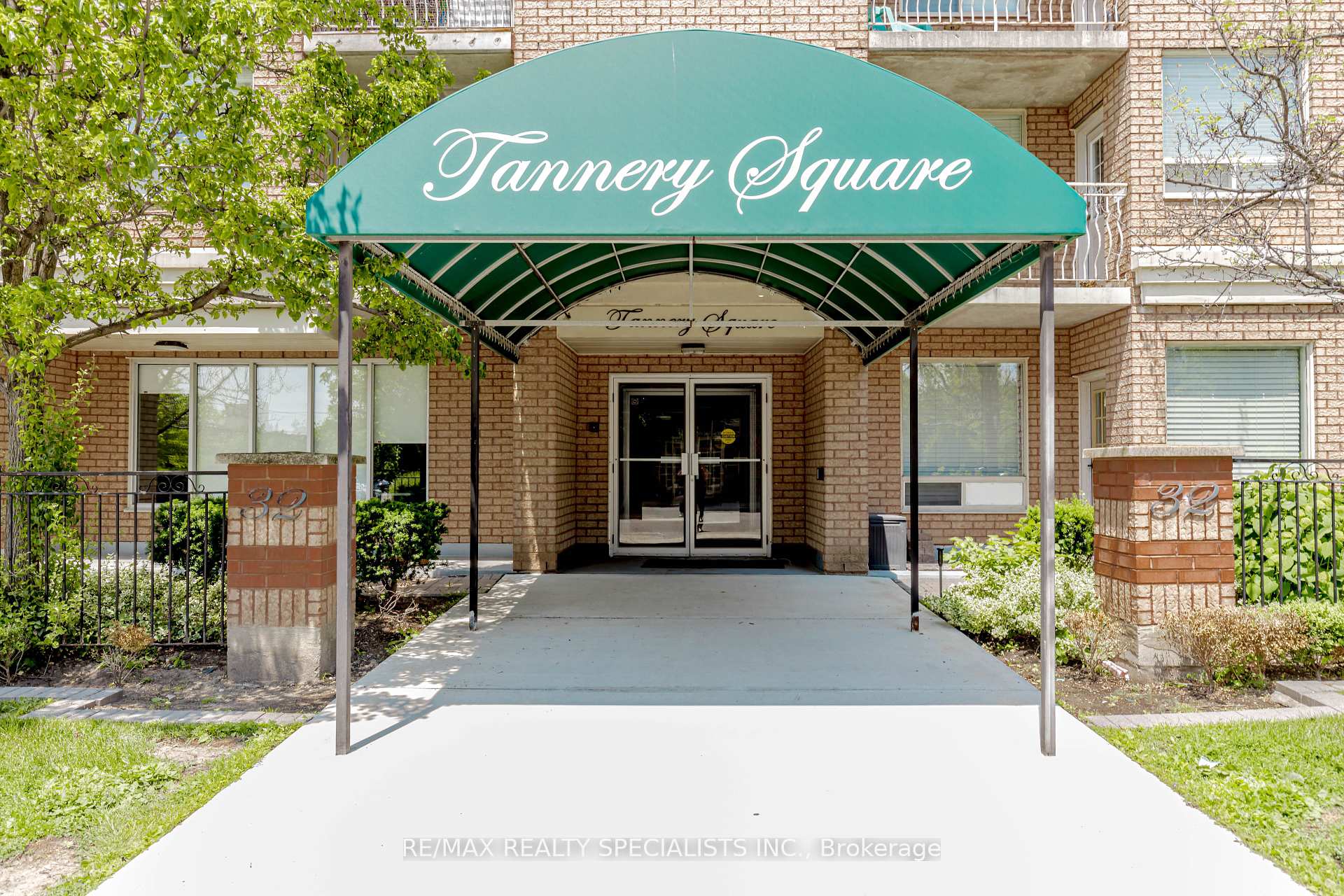 2 Bedrooms Condo at 32 Tannery, Mississauga For sale