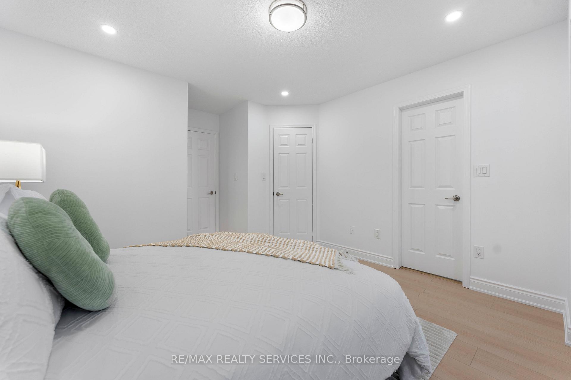 4 Bedrooms Condo at 80 Acorn, Mississauga For sale