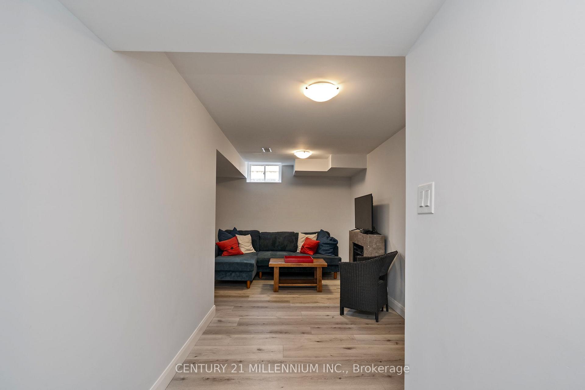 3 Bedrooms Condo at 19 Arietta, Hamilton For sale