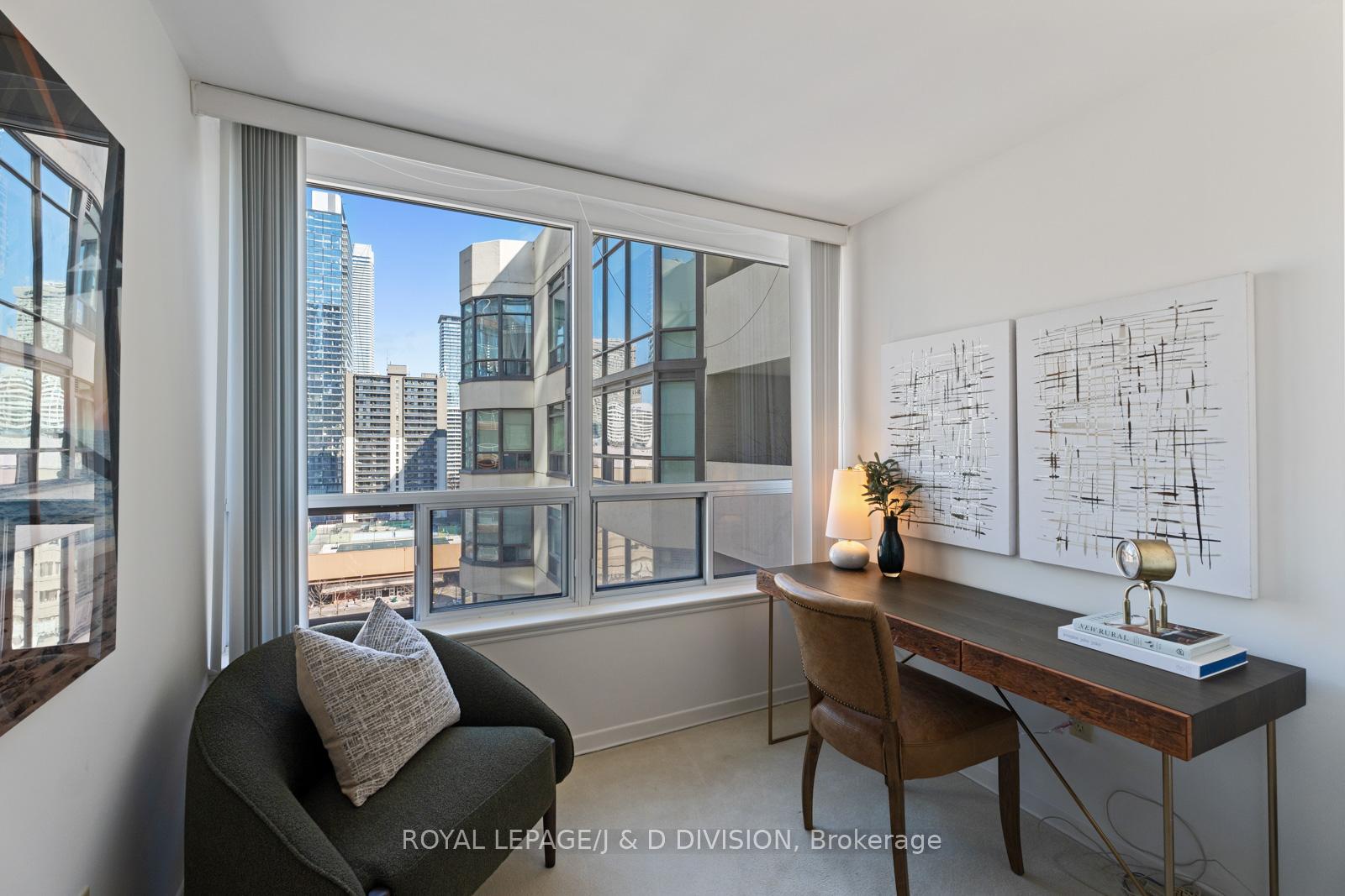 2 Bedrooms Condo at 25 Maitland,  Toronto For sale