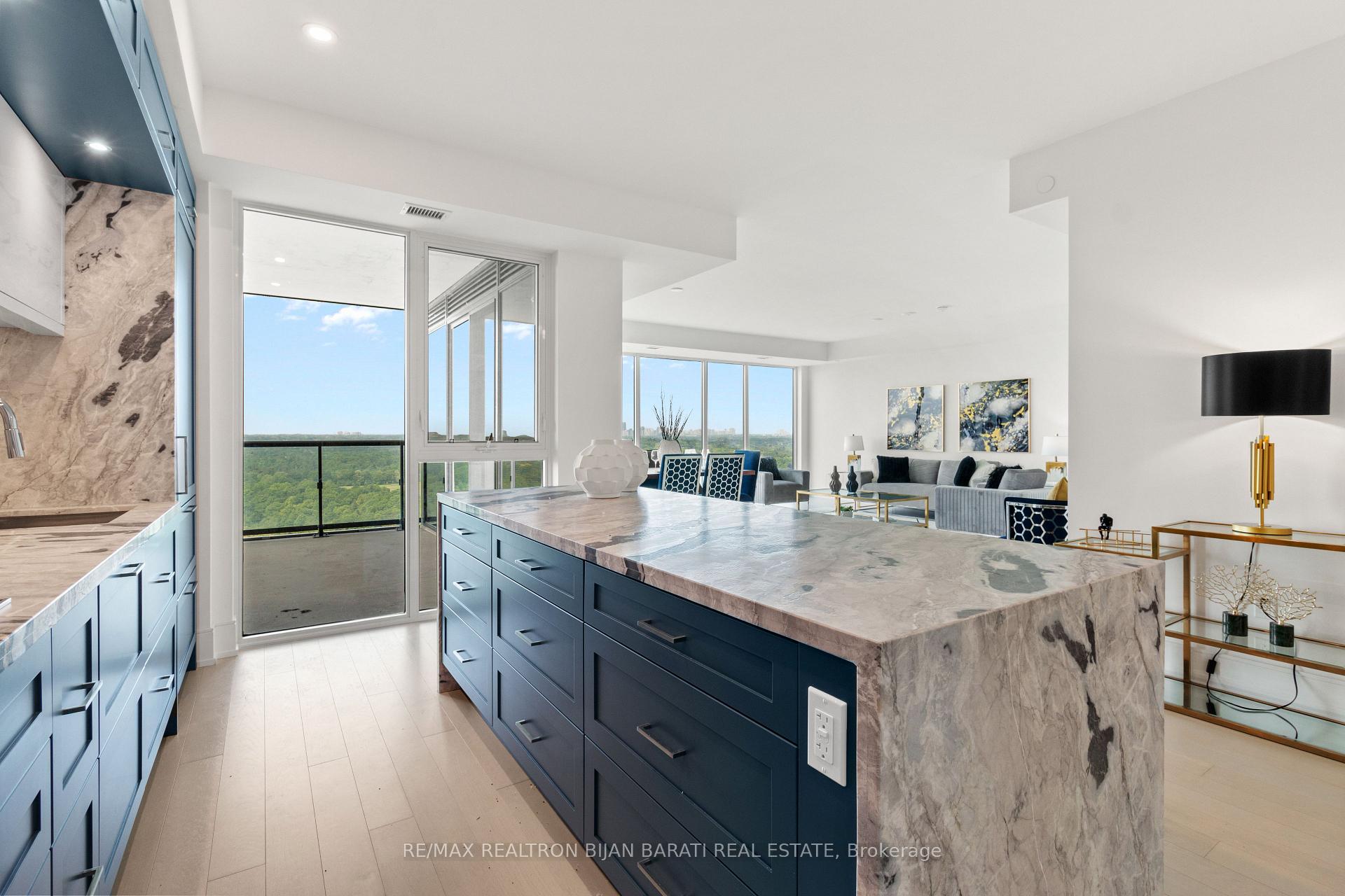 3 Bedrooms Condo at 10 Inn On The Park, Toronto For sale