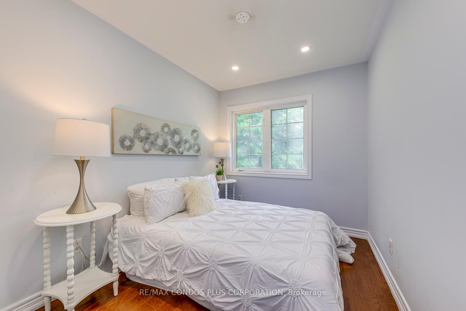5 Bedrooms Condo at 1015 Galesway, Mississauga For sale