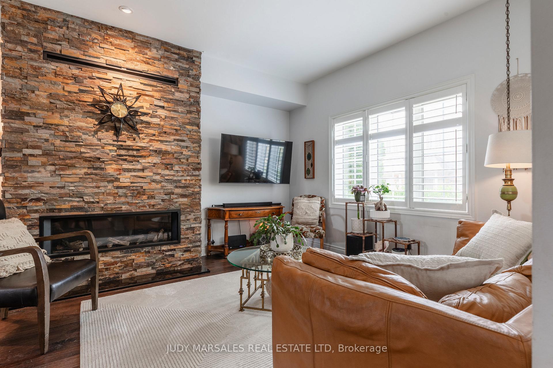 3 Bedrooms Condo at 100 Beddoe, Hamilton For sale
