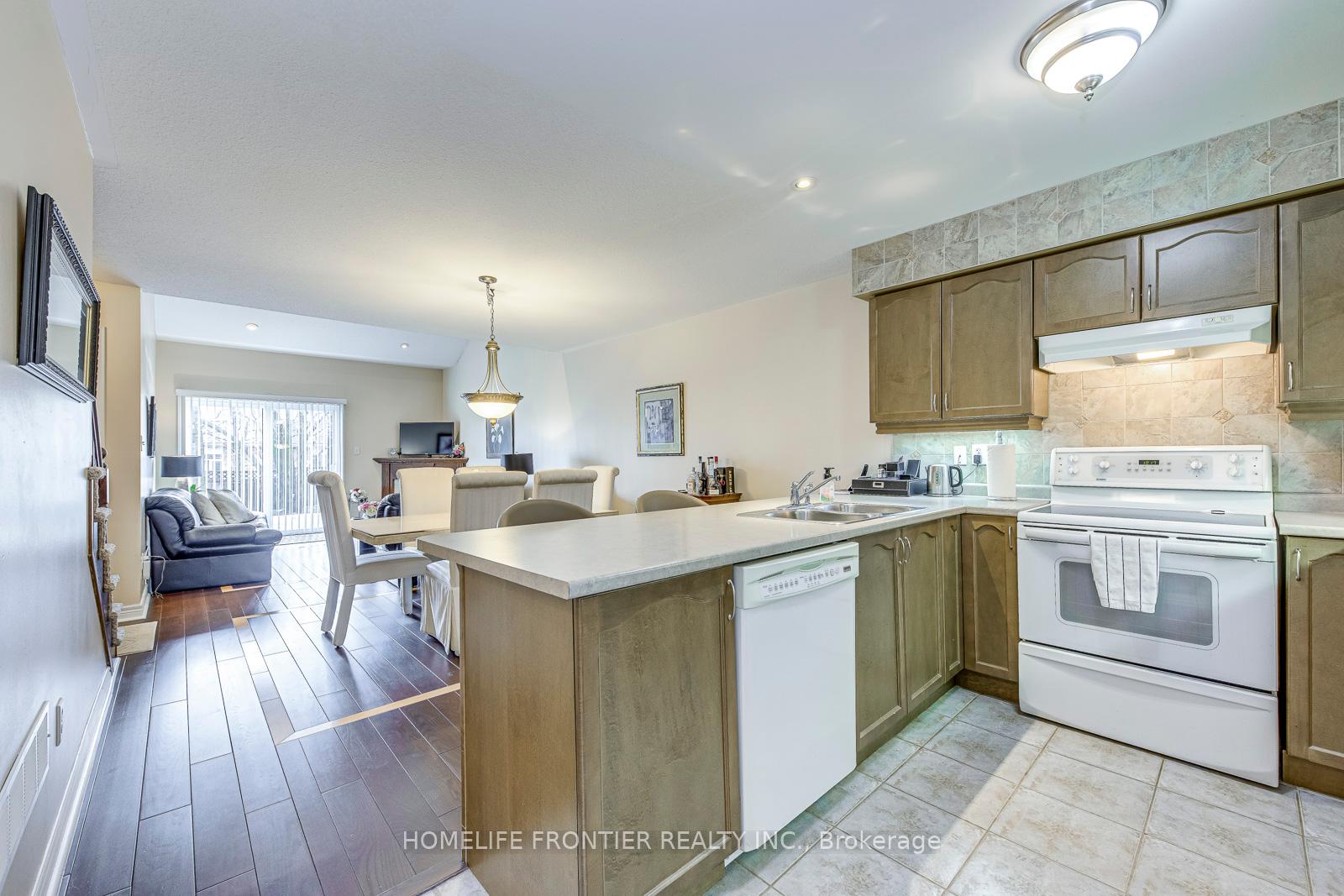 4 Bedrooms Condo at 90 Oakhampton,  Hamilton For sale