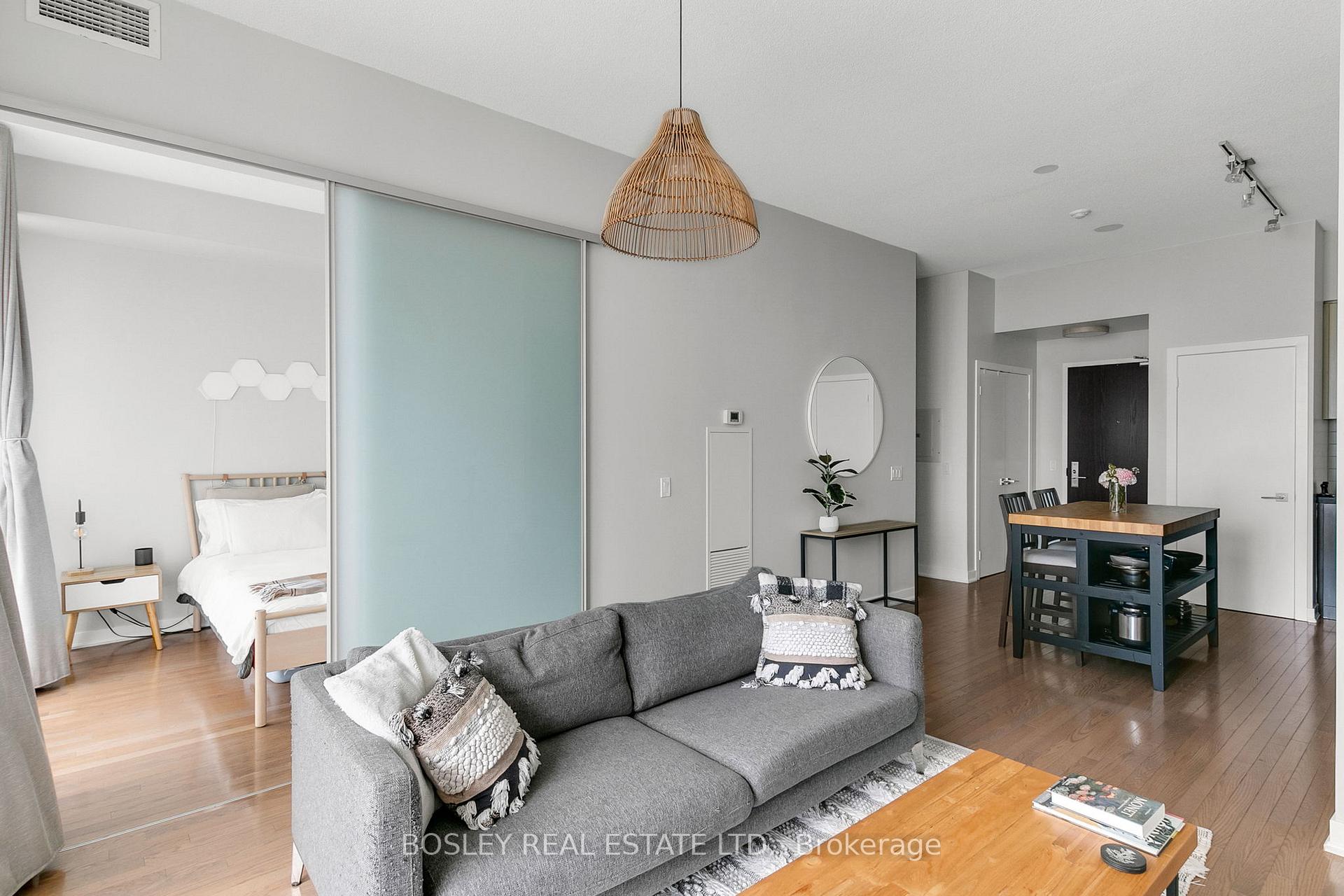 2 Bedrooms Condo at 770 Bay, Toronto For sale