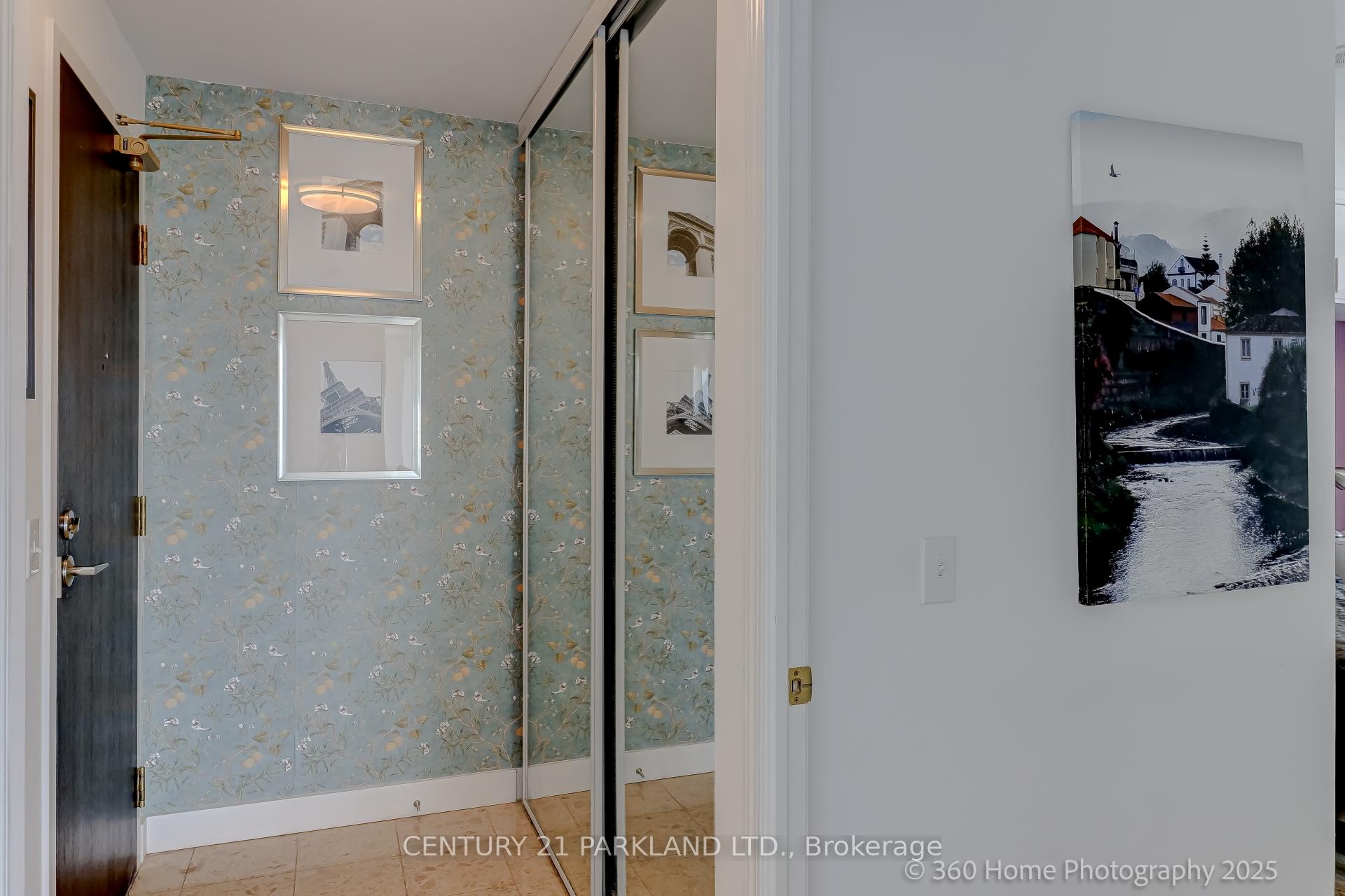 2 Bedrooms Condo at 30 Grand Trunk, Toronto For sale