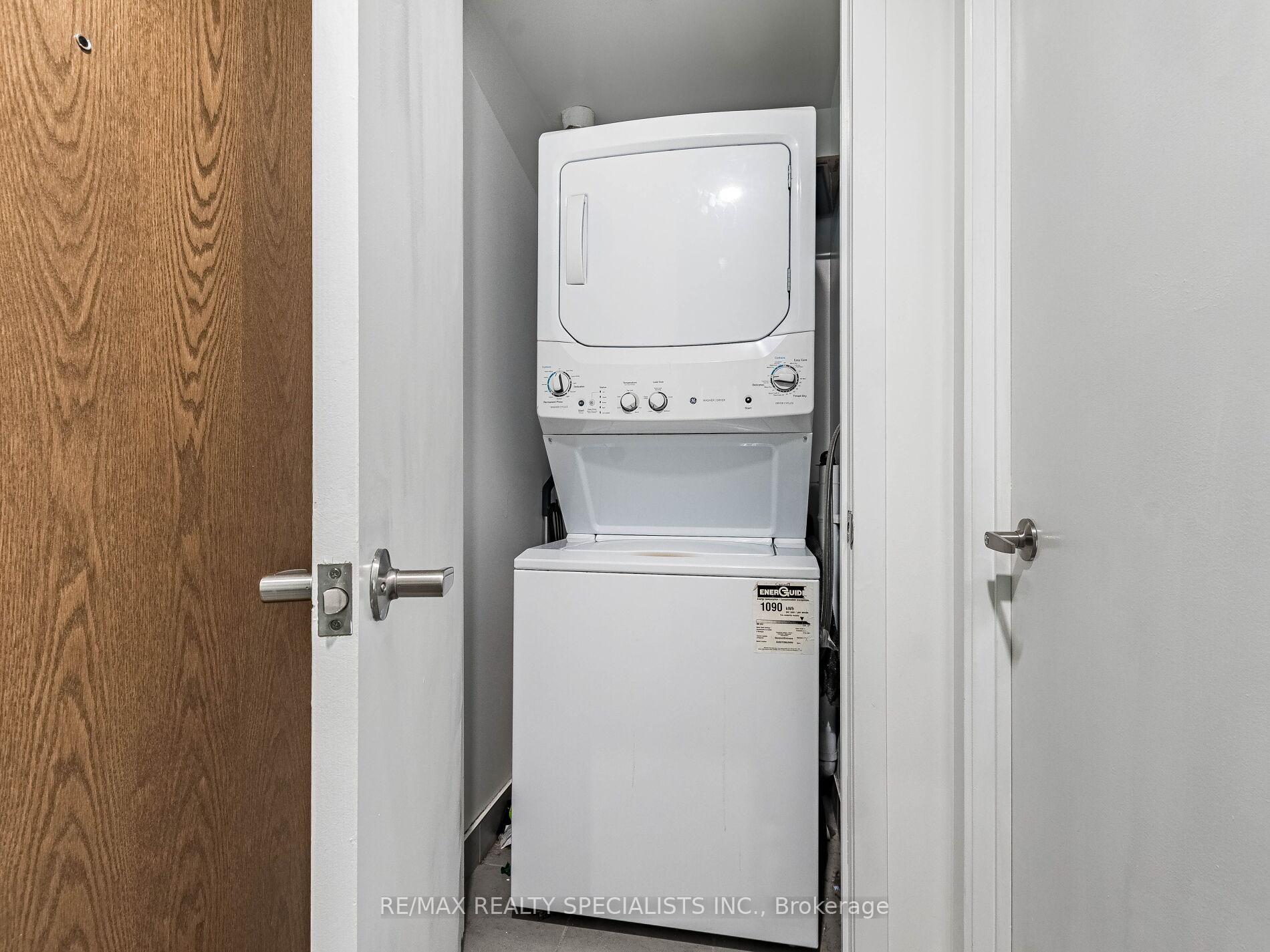 2 Bedrooms Condo at 2560 Eglinton, Mississauga For sale