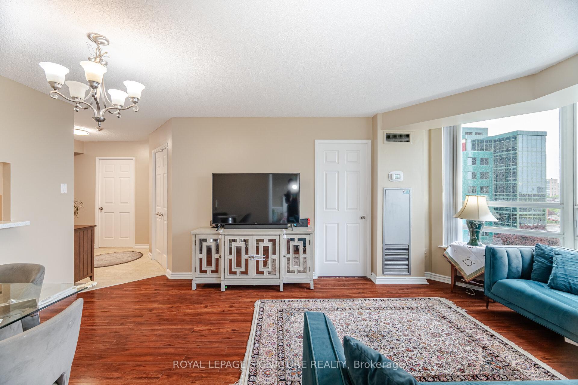 3 Bedrooms Condo at 50 Kingsbridge Garden, Mississauga For sale