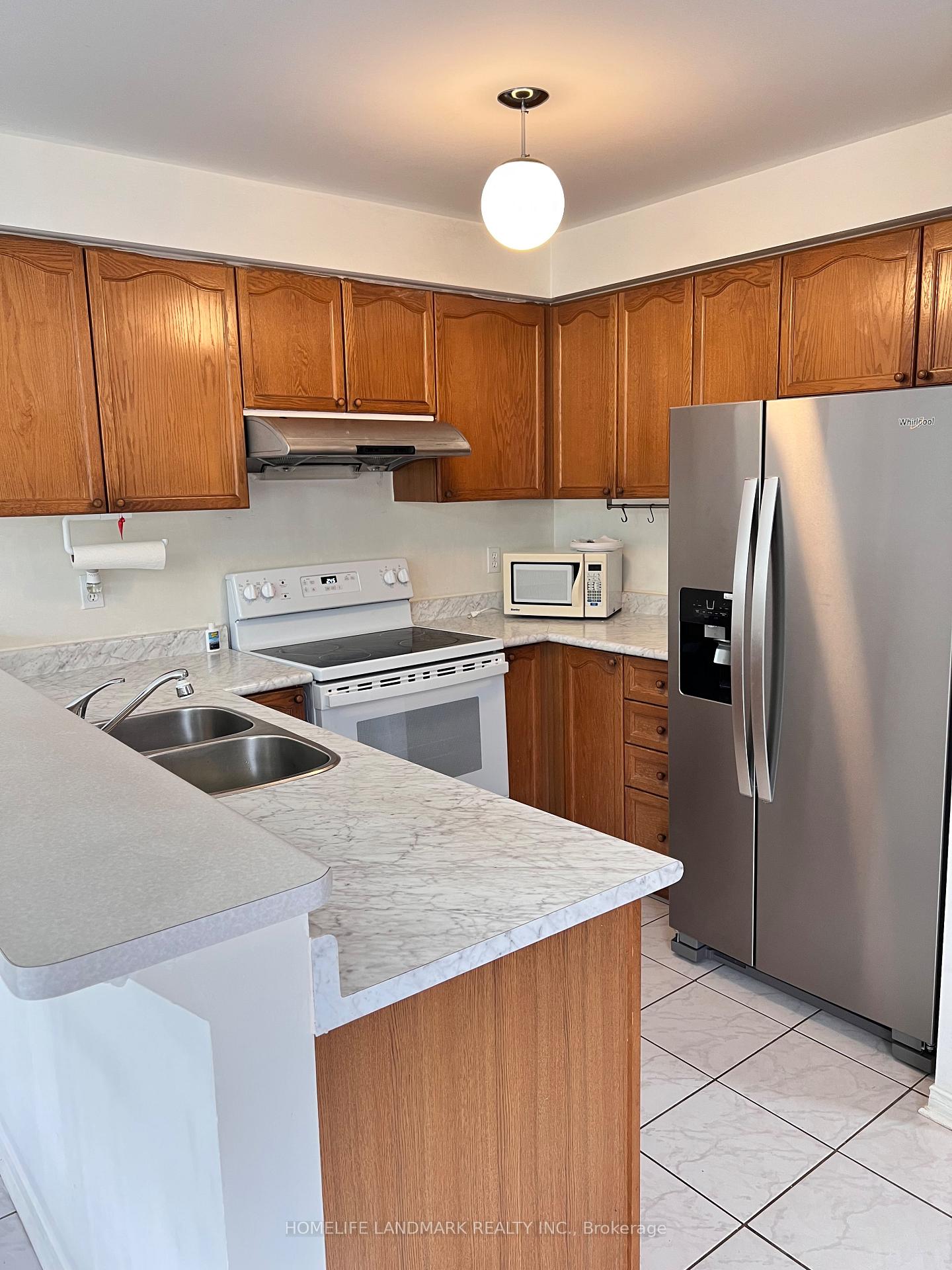 3 Bedrooms Condo at 3020 Cedarglen, Mississauga For sale