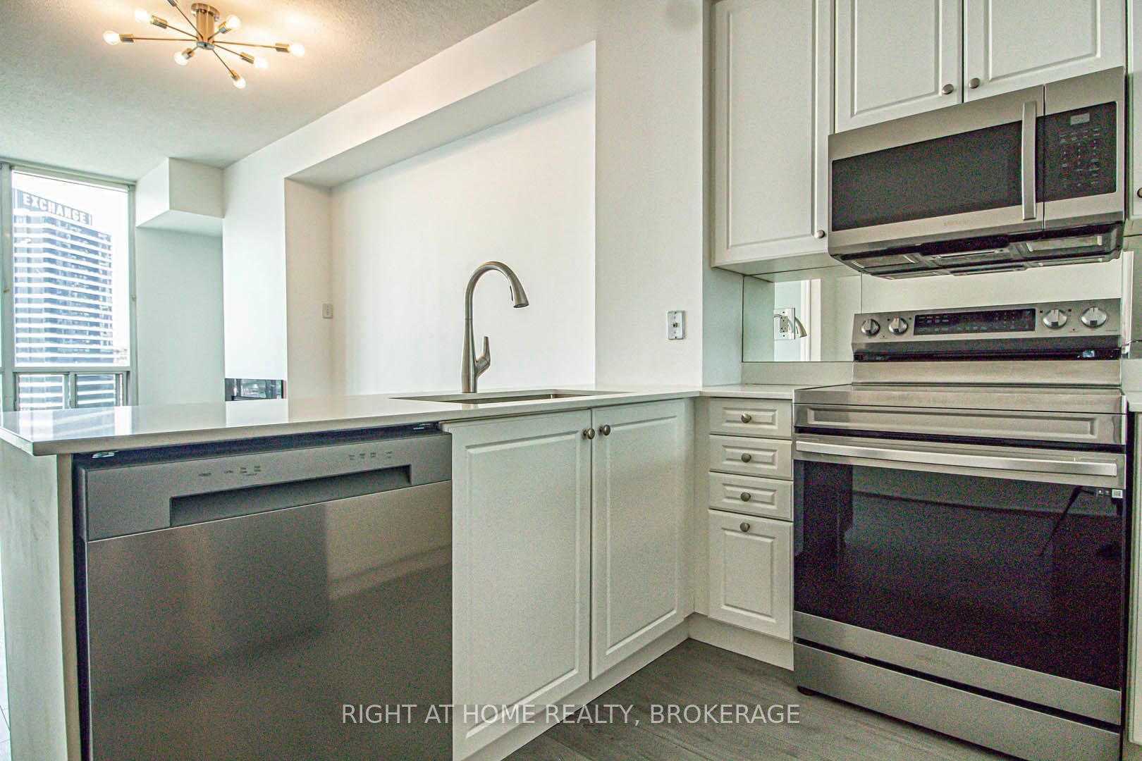 2 Bedrooms Condo at 3939 Duke Of York, Mississauga For sale