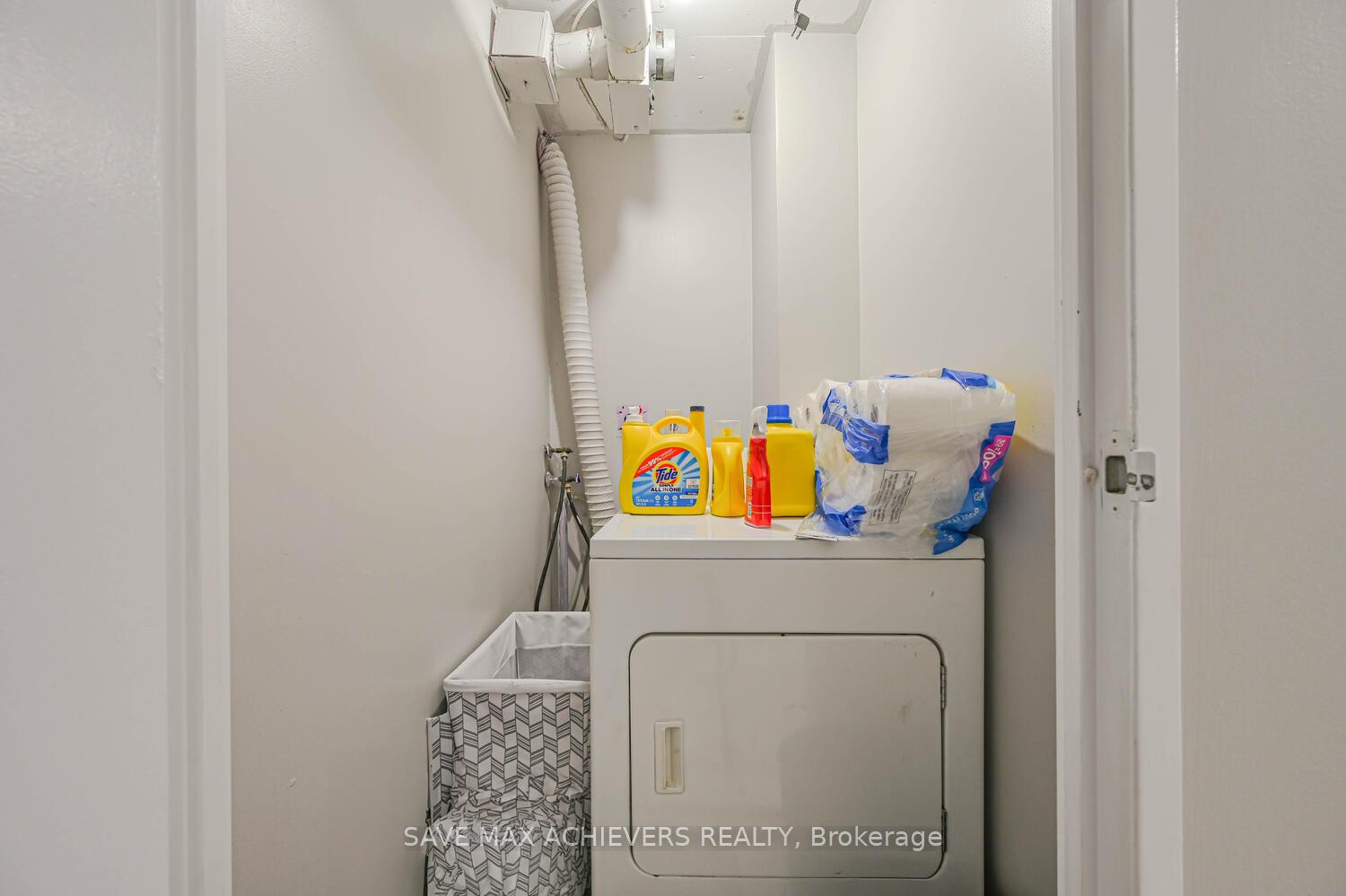 3 Bedrooms Condo at 21 Markbrook, Toronto For sale