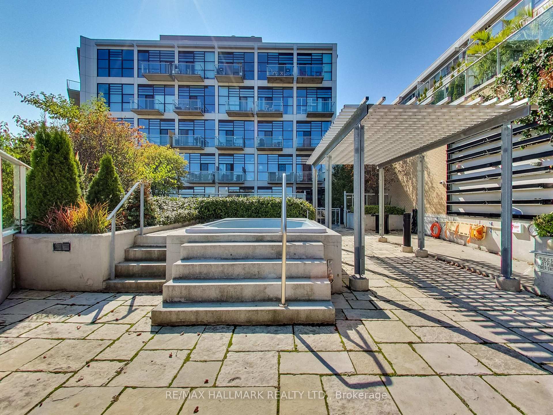2 Bedrooms Condo at 43 Hanna, Toronto For sale