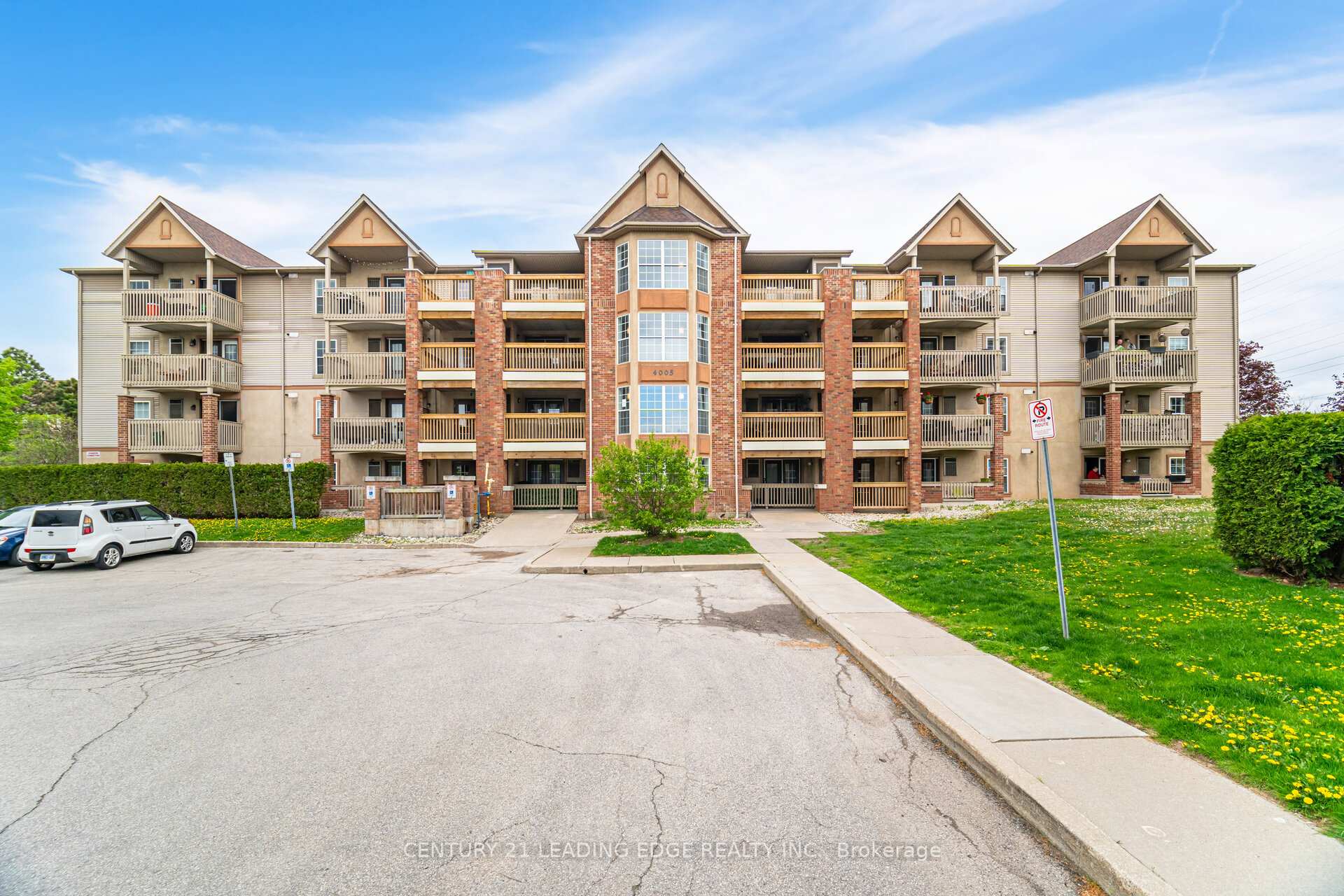 2 Bedrooms Condo at 4005 Kilmer, Burlington For sale