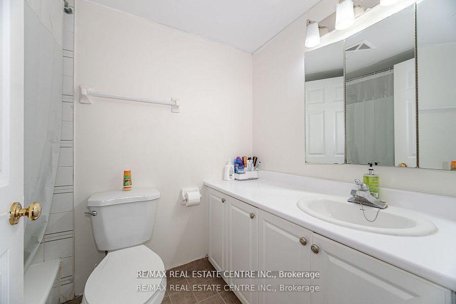 3 Bedrooms Condo at 250 Webb, Mississauga For sale