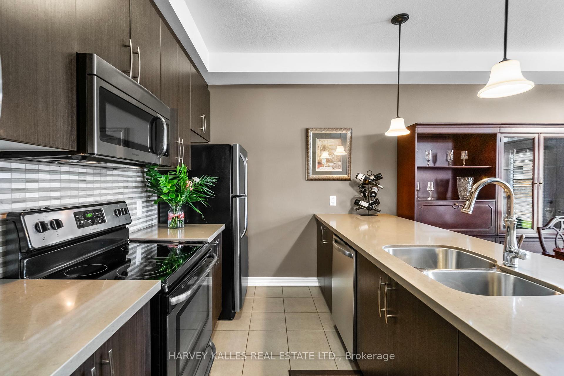 3 Bedrooms Condo at 3003 Glover, Burlington For sale