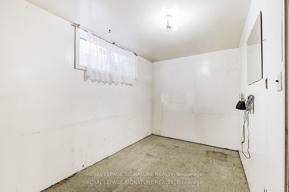 https://trreb-image.ampre.ca/5N1RoBxnkFILosMTzI_De-2idH64aCwWuXJ0OTSWvGE/rs:fit:960:960/wm:.5:so:0:50:.4/wmsh:10/wmt:PHNwYW4gZm9yZWdyb3VuZD0nd2hpdGUnIGZvbnQ9JzY4Jz5ST1lBTCBMRVBBR0UgU0lHTkFUVVJFIFJFQUxUWSwgQnJva2VyYWdlPC9zcGFuPg/L3RycmViL2xpc3RpbmdzLzQwLzkxLzkzLzk4L3AvOGM3NzAzYzEtYjdmZC00Y2ExLTljYjctY2Y5ZjAxNjZlZjkzLmpwZw.jpg