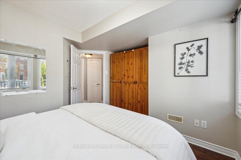 2 Bedrooms Condo at 1701 Lampman, Burlington For sale