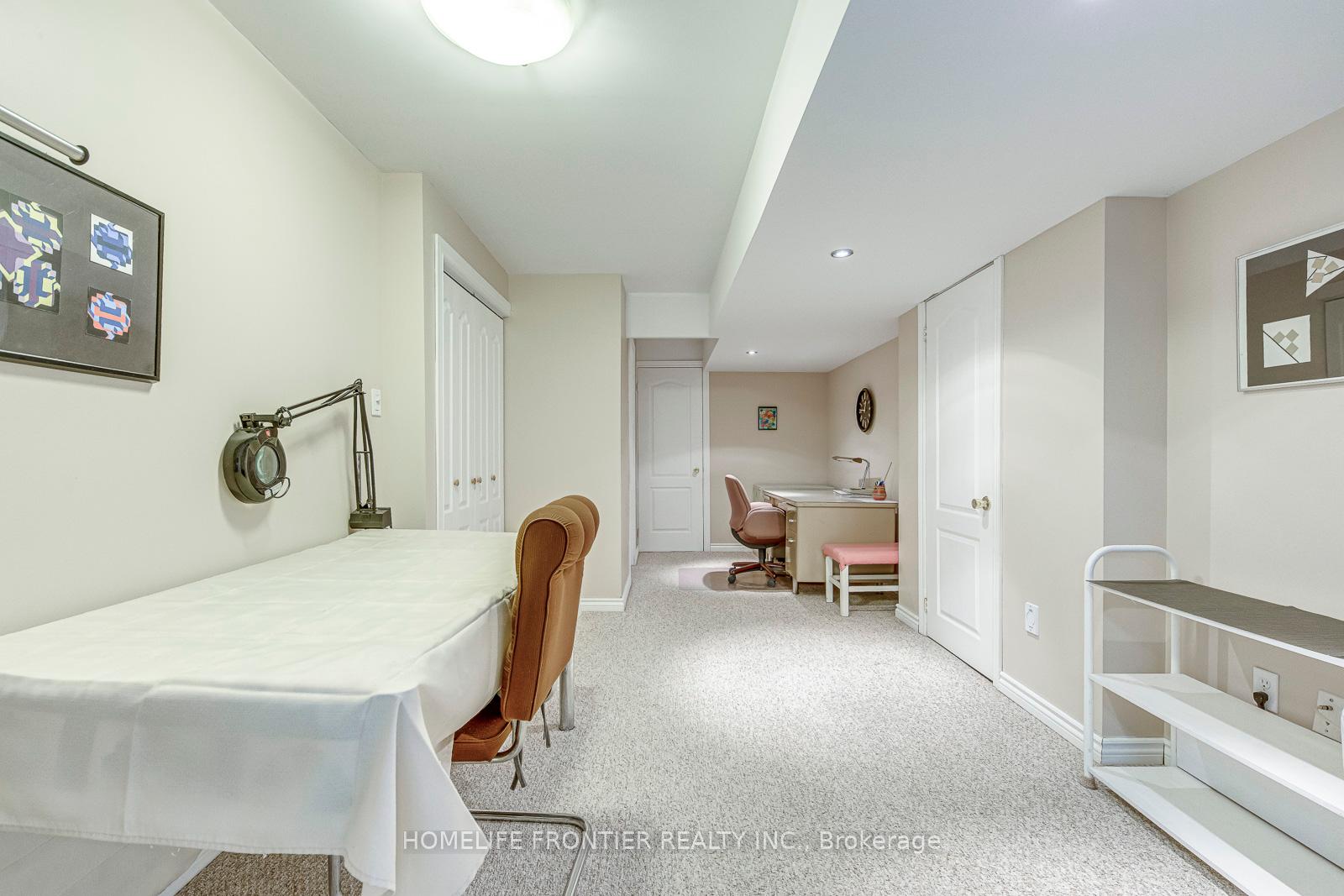 4 Bedrooms Condo at 90 Oakhampton,  Hamilton For sale