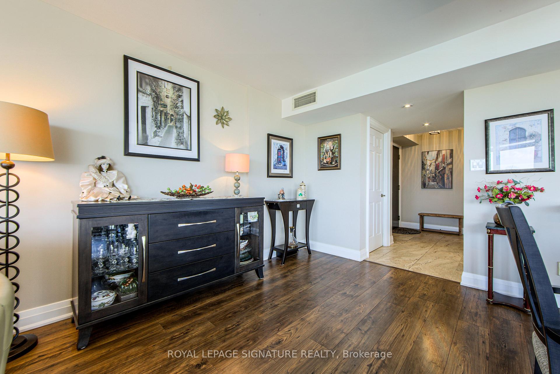 3 Bedrooms Condo at 55 Kingsbridge Garden, Mississauga For sale