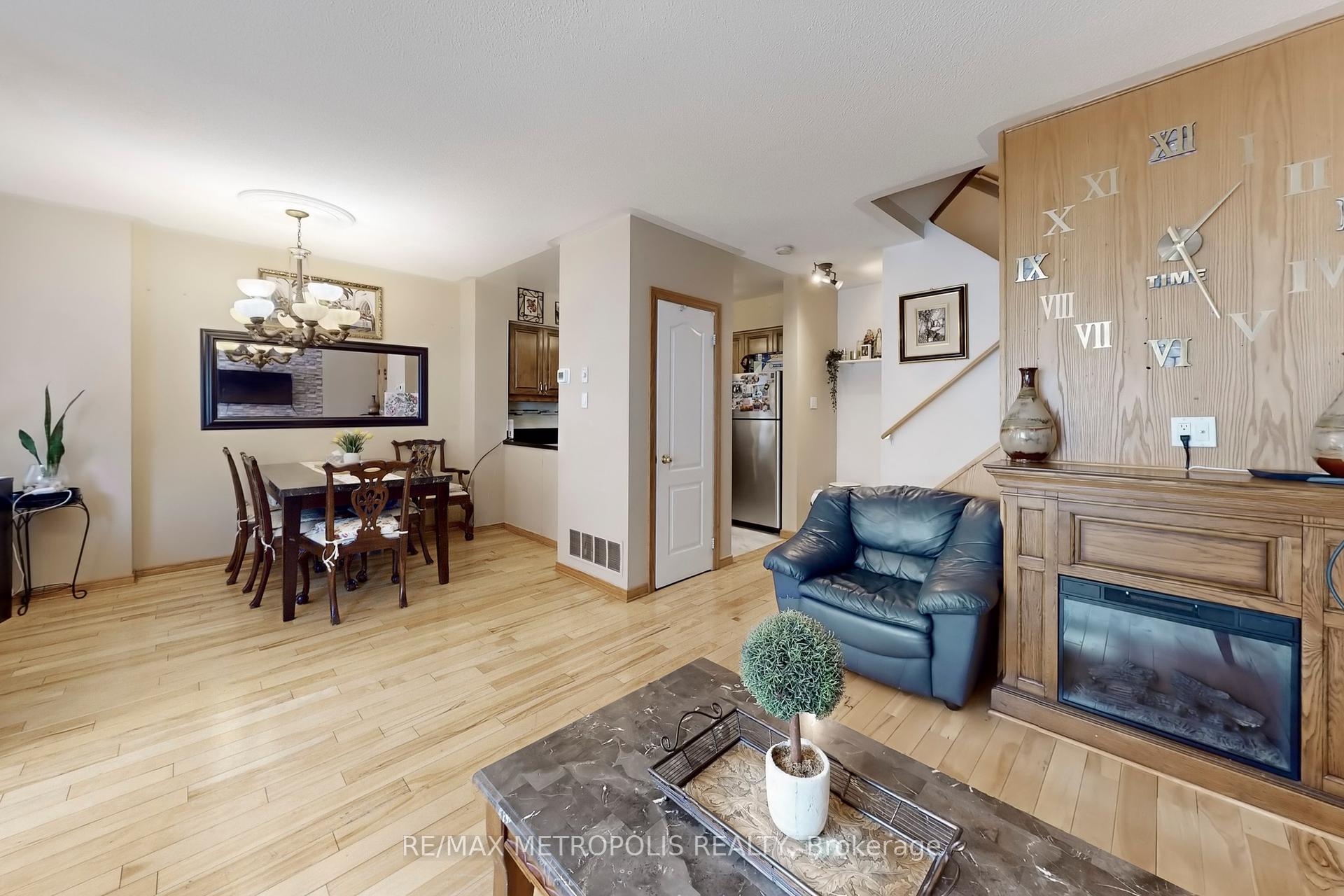 3 Bedrooms Condo at 735 New Westminster, Vaughan For sale