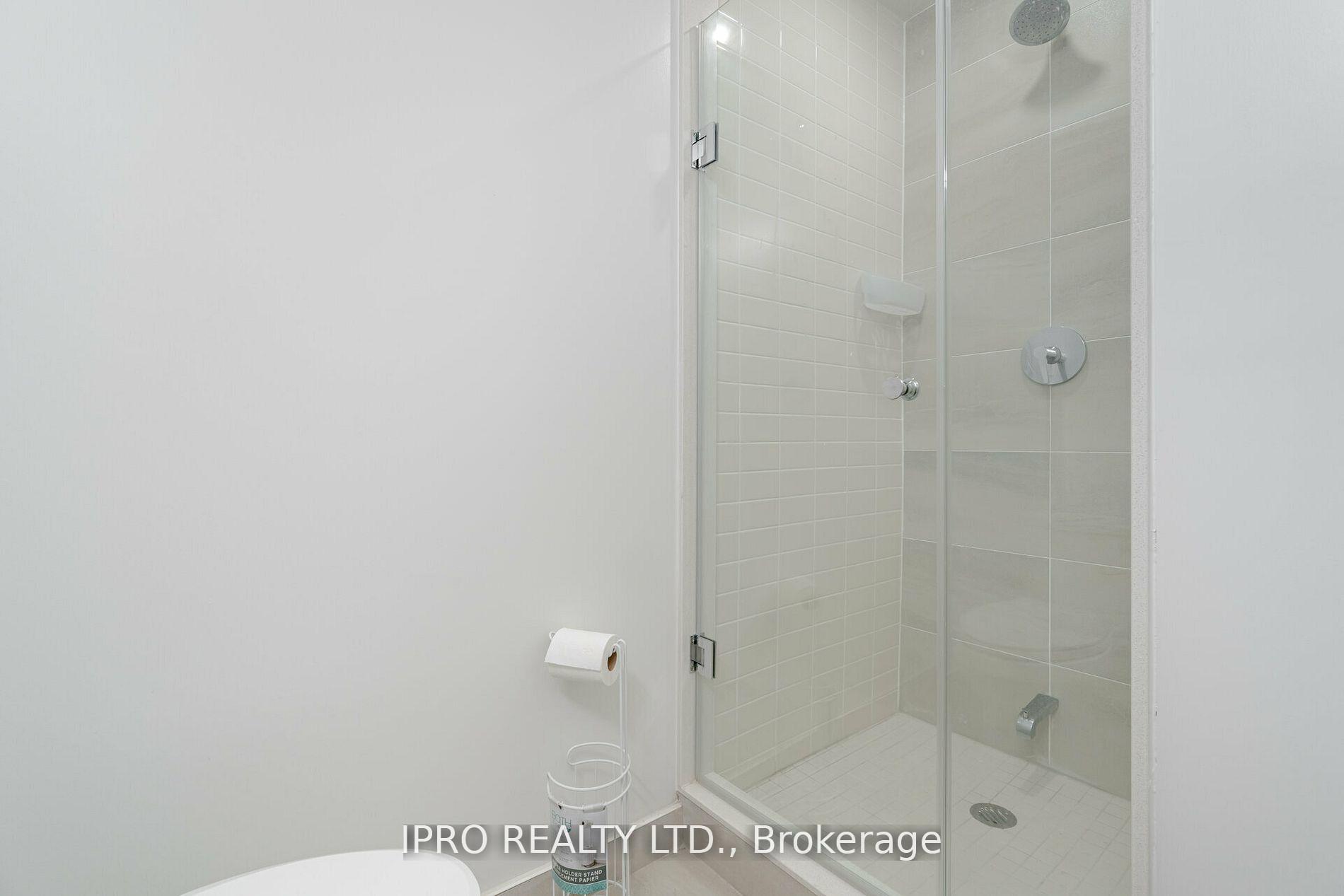 3 Bedrooms Condo at 4675 Metcalfe, Mississauga For sale