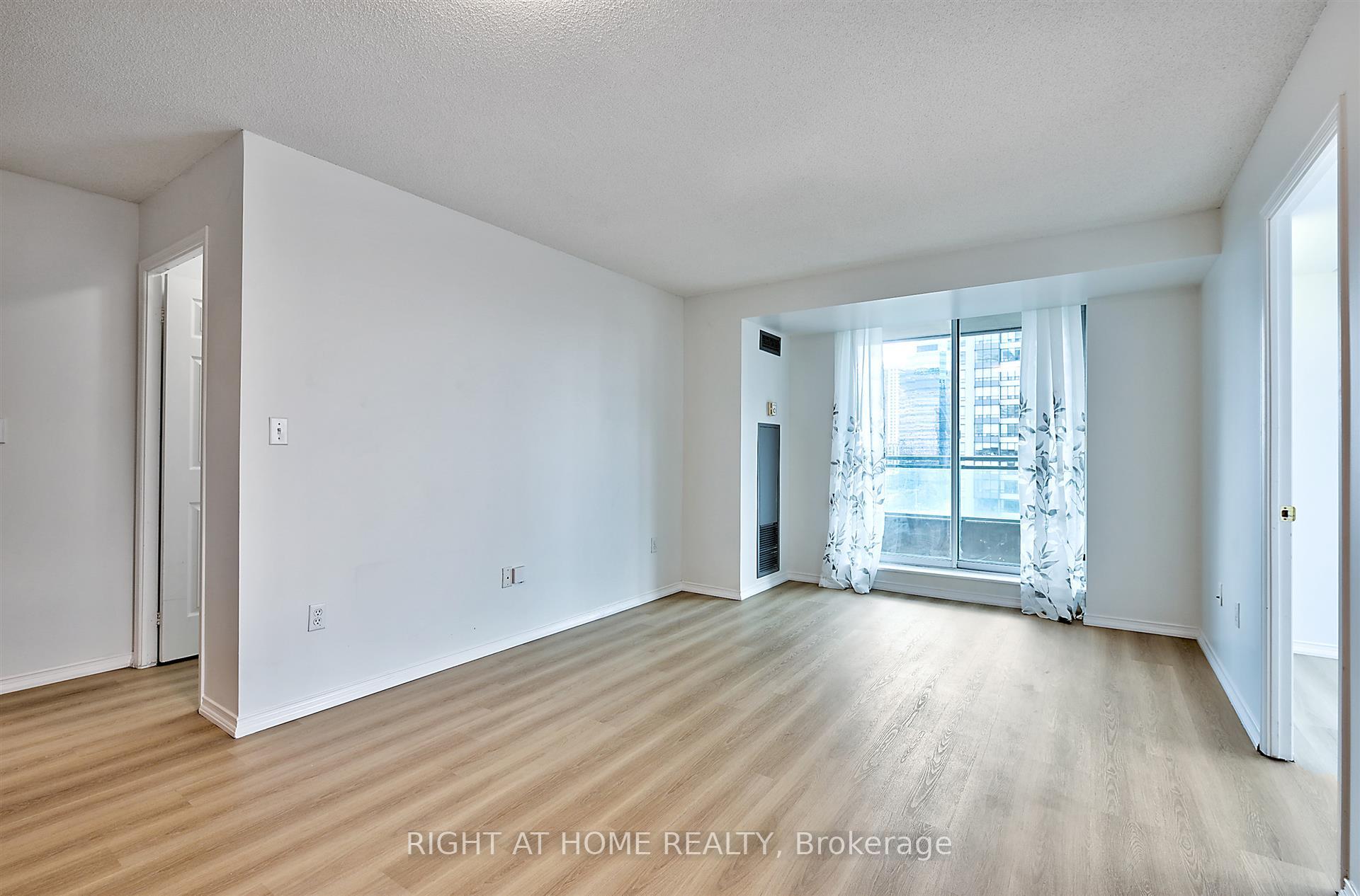 2 Bedrooms Condo at 1 Pemberton, Toronto For sale