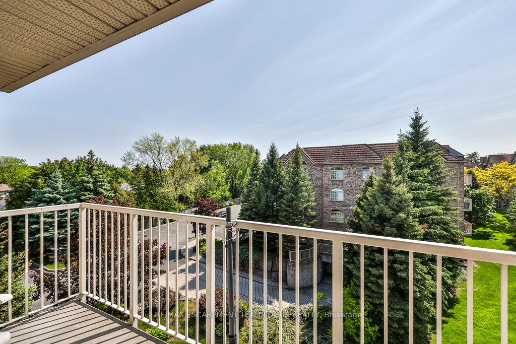 2 Bedrooms Condo at 216 Plains Road West, Burlington For sale