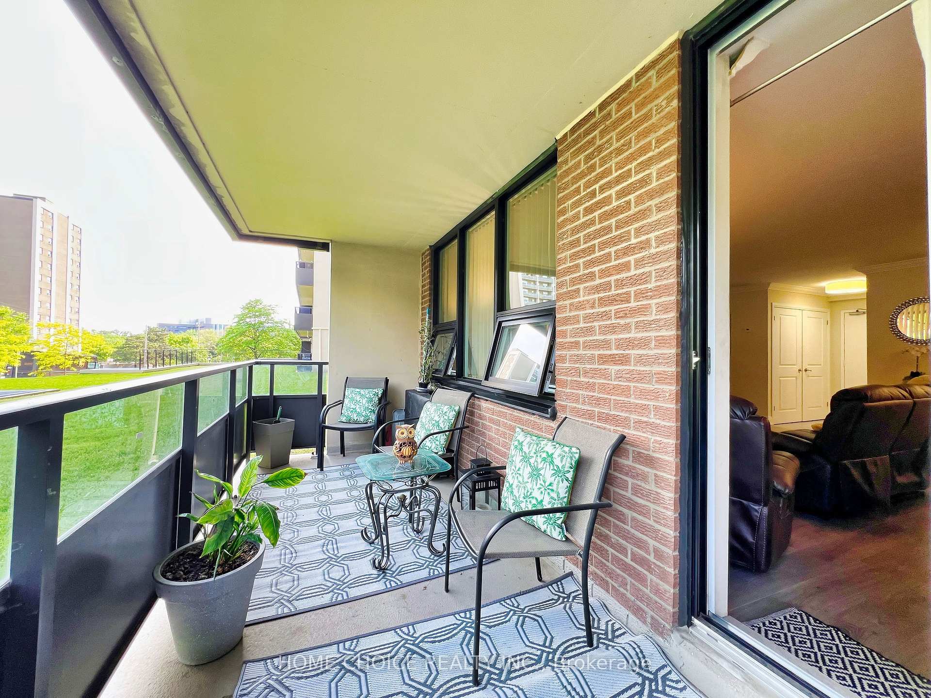 3 Bedrooms Condo at 15 La Rose, Toronto For sale