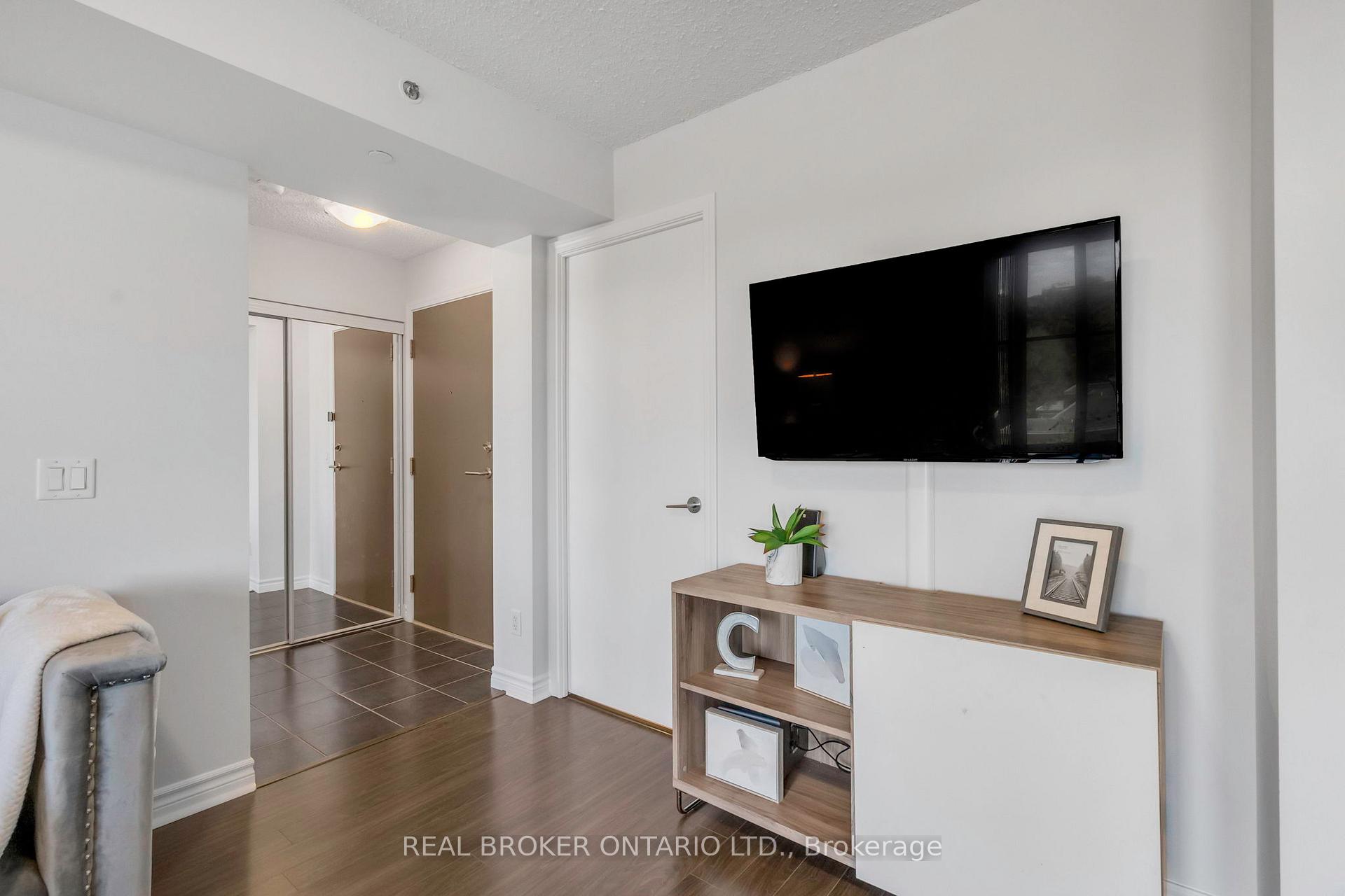 1 Bedroom Condo at 35 Saranac, Toronto For sale