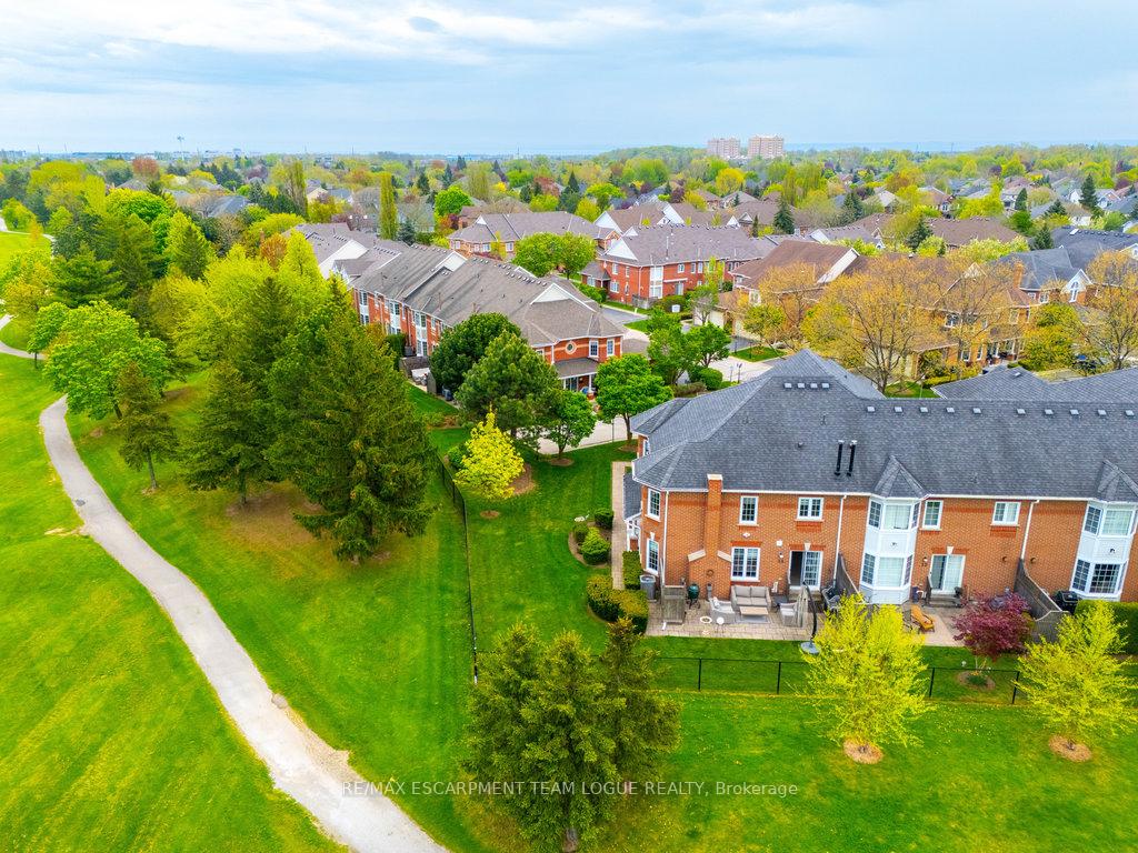 4 Bedrooms Condo at 2145 Country Club, Burlington For sale