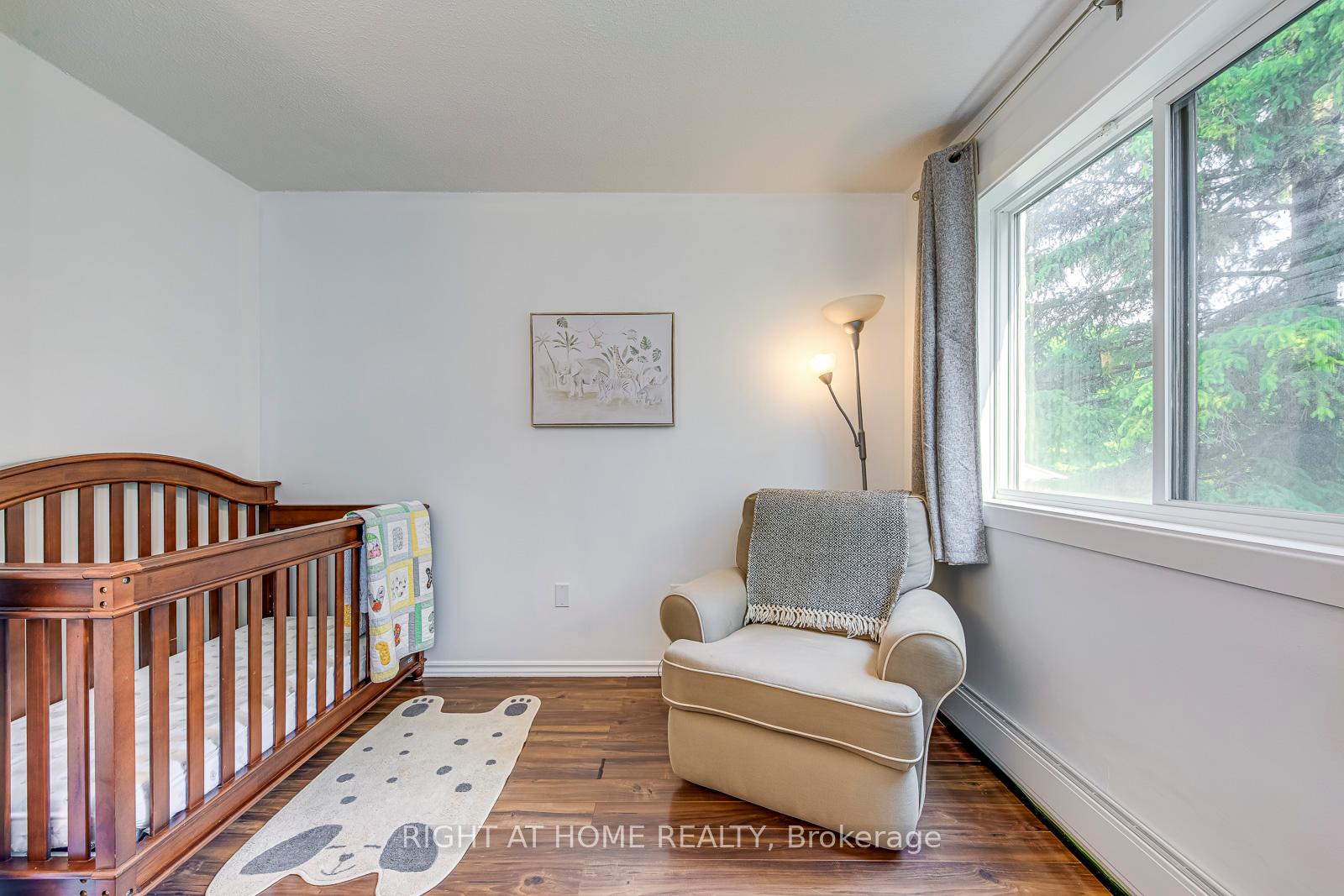 3 Bedrooms Condo at 1058 Falgarwood, Oakville For sale