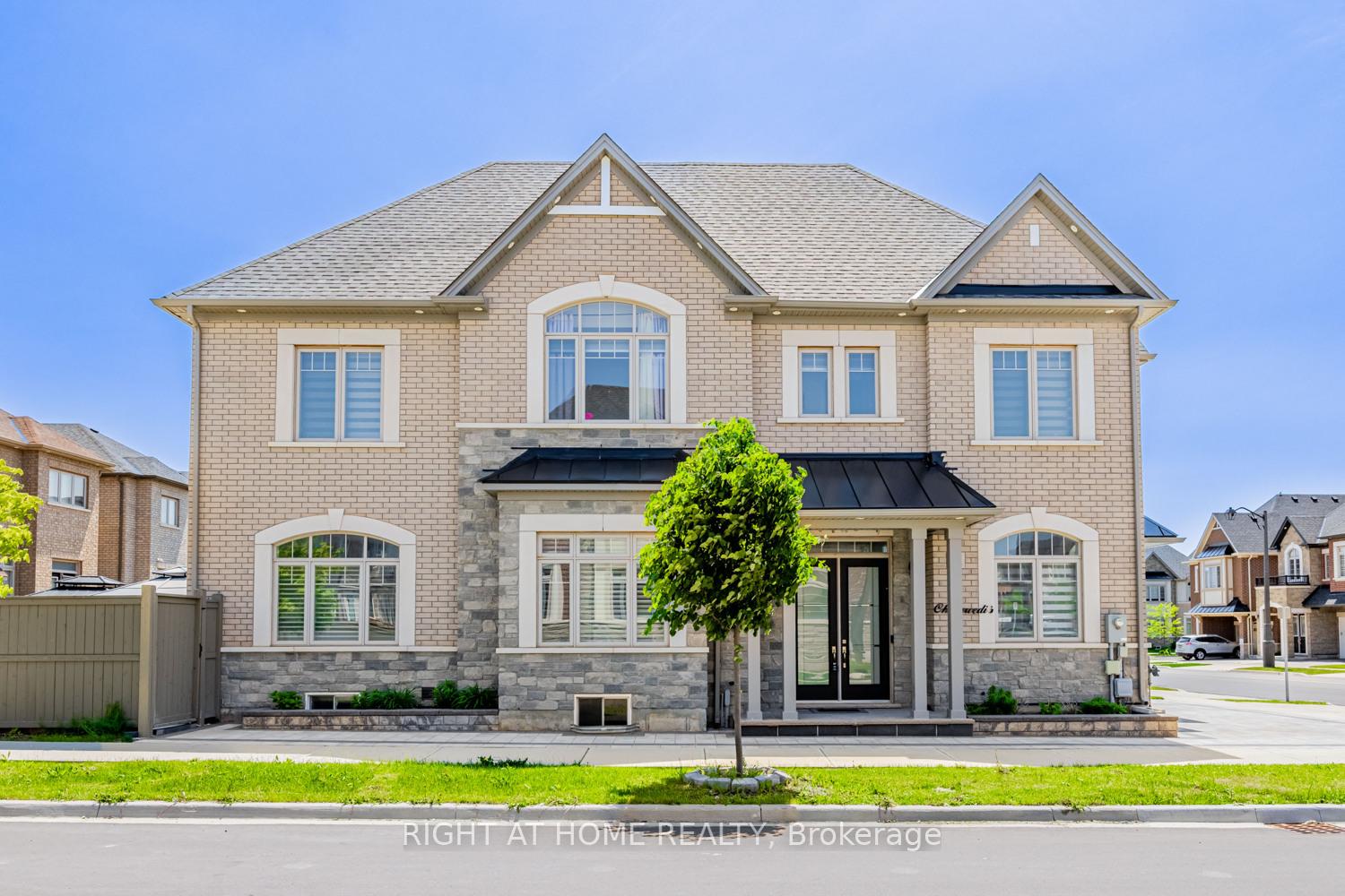 104 Sora Gate, Oakville, ON L6H 0Y4