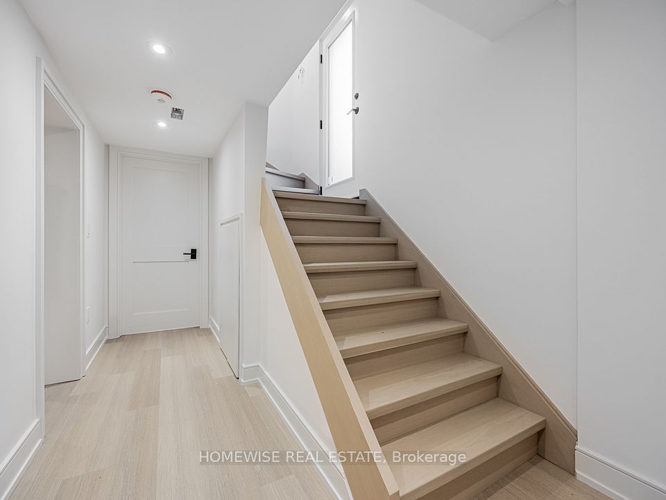 21 Raeburn Avenue