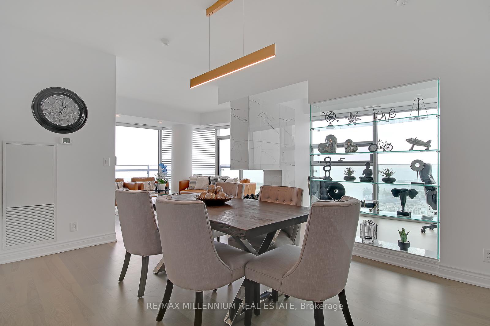 3 Bedrooms Condo at 12 York,  Toronto For sale