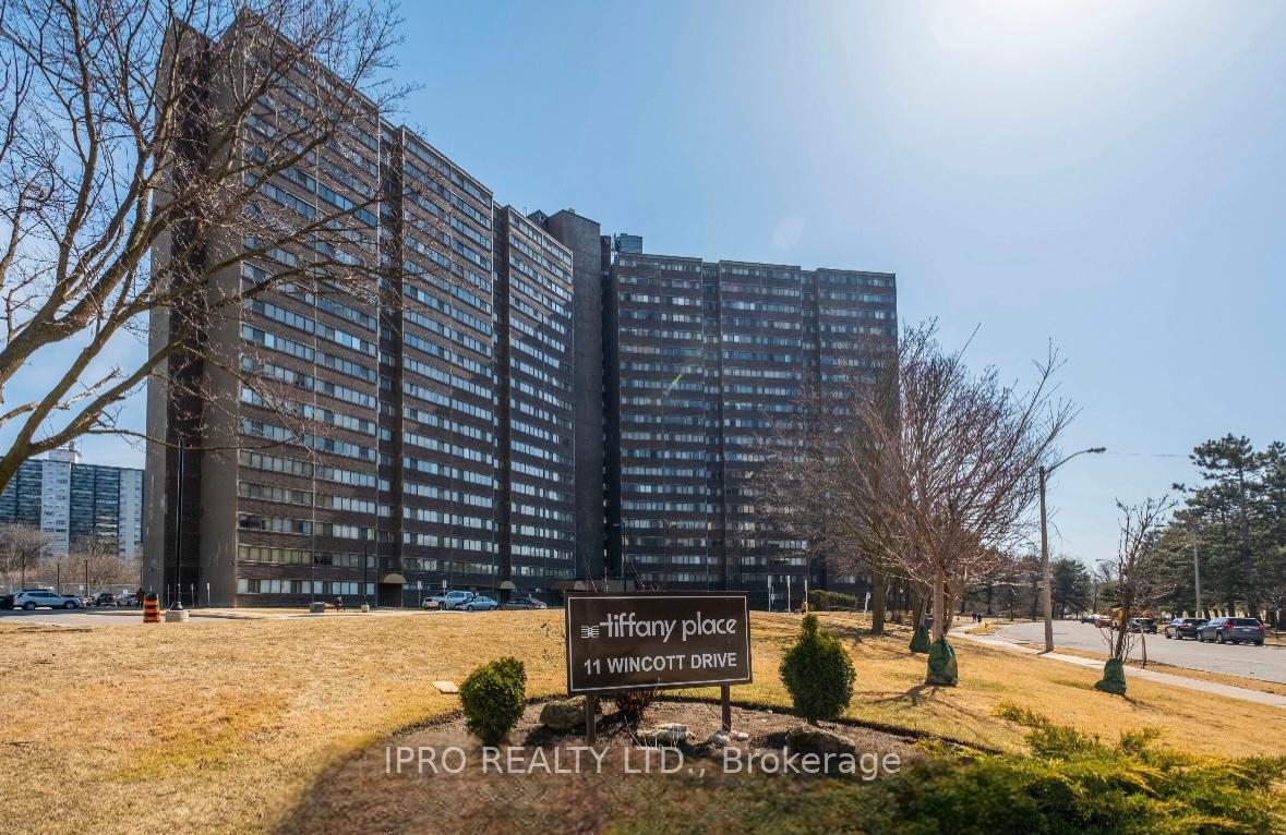 3 Bedrooms Condo at 11 Wincott,  Toronto For sale