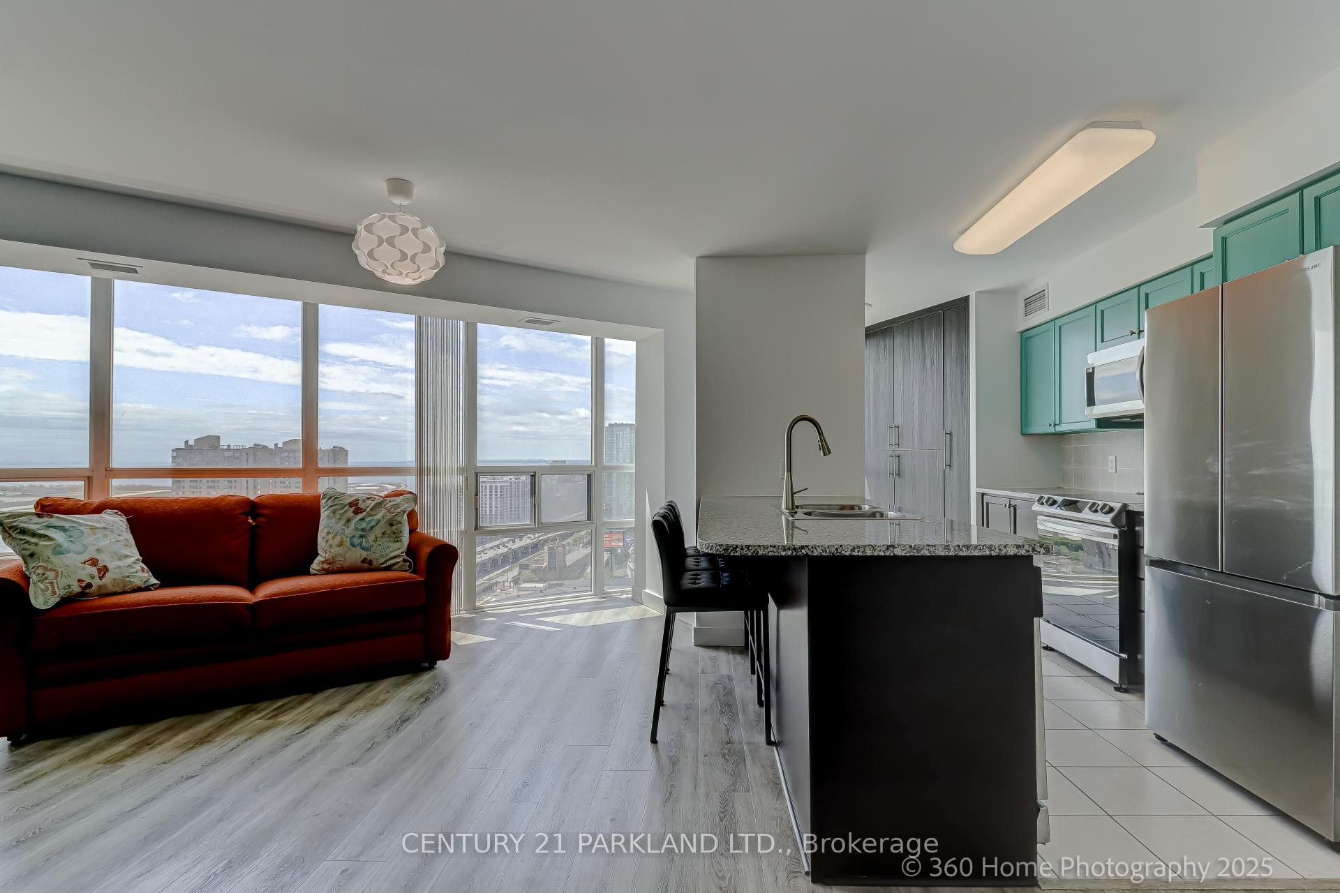 2 Bedrooms Condo at 30 Grand Trunk, Toronto For sale