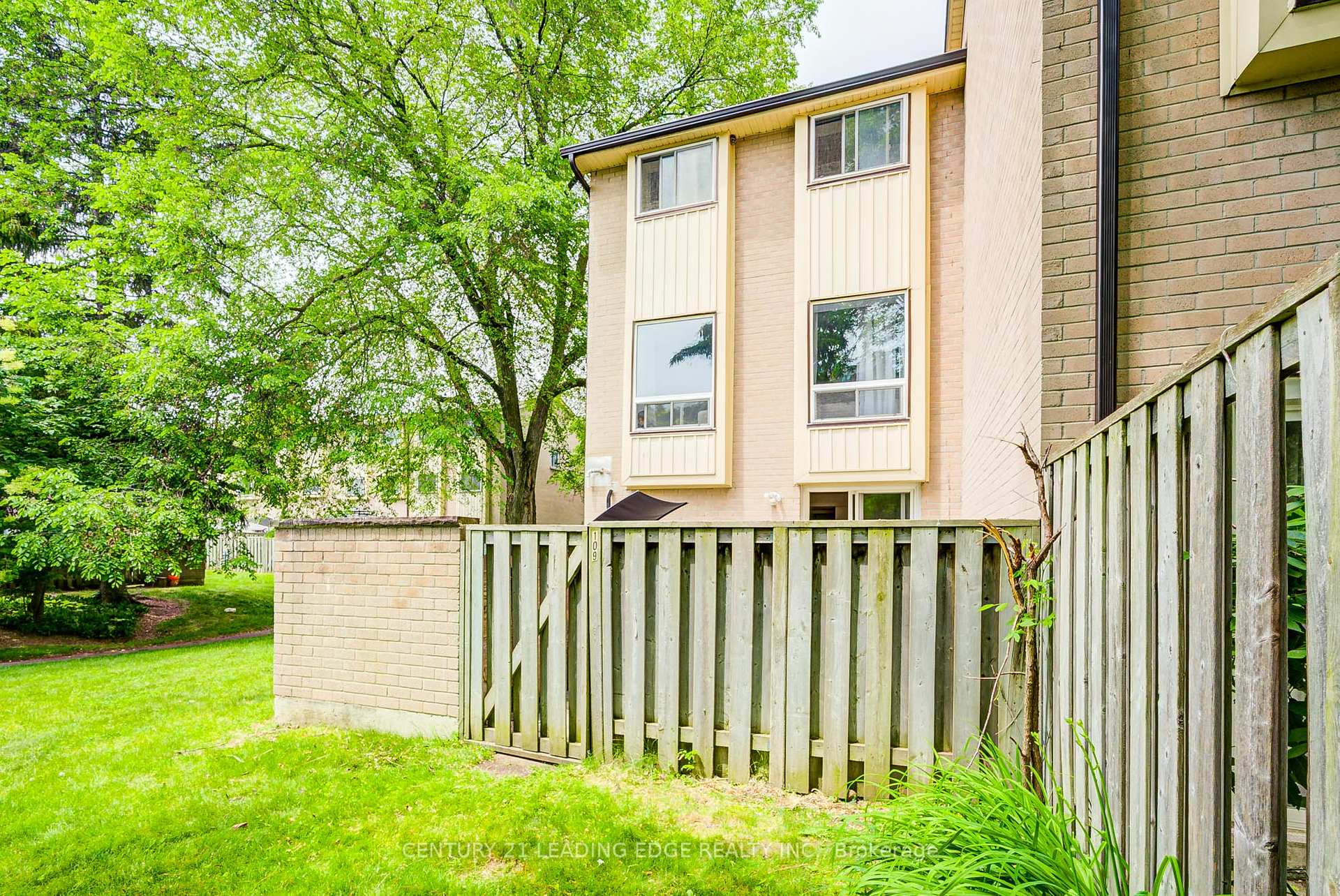 5 Bedrooms Condo at 25 Collinsgrove, Toronto For sale