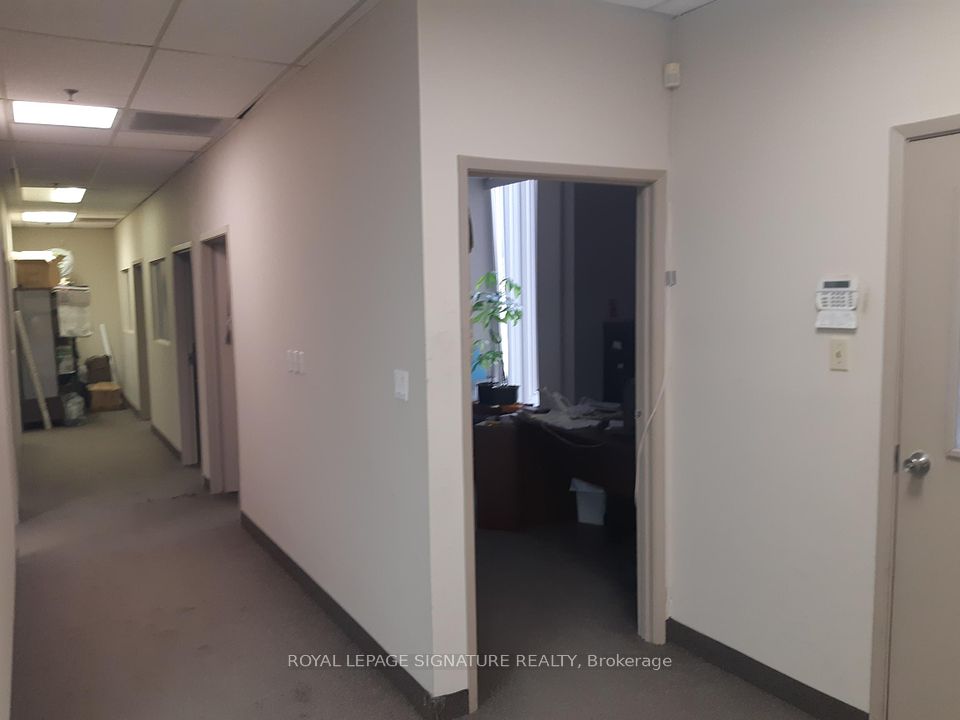 https://trreb-image.ampre.ca/5QcGdD9klrWhIZID_EgXR3S2kYV-3MjHp2jOQWnwR6A/rs:fit:960:960/wm:.5:so:0:50:.4/wmsh:10/wmt:PHNwYW4gZm9yZWdyb3VuZD0nd2hpdGUnIGZvbnQ9JzY4Jz5ST1lBTCBMRVBBR0UgU0lHTkFUVVJFIFJFQUxUWSwgQnJva2VyYWdlPC9zcGFuPg/L3RycmViL2xpc3RpbmdzLzQwLzQ4LzQwLzE0L3AvNzBhZjliYzgtMzhhNy00YTVkLTg4YmItYWEyYTA0Y2ZkYjY0LmpwZw.jpg