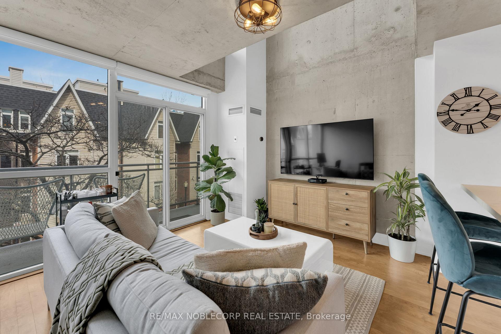 2 Bedrooms Condo at 954 King, Toronto For sale